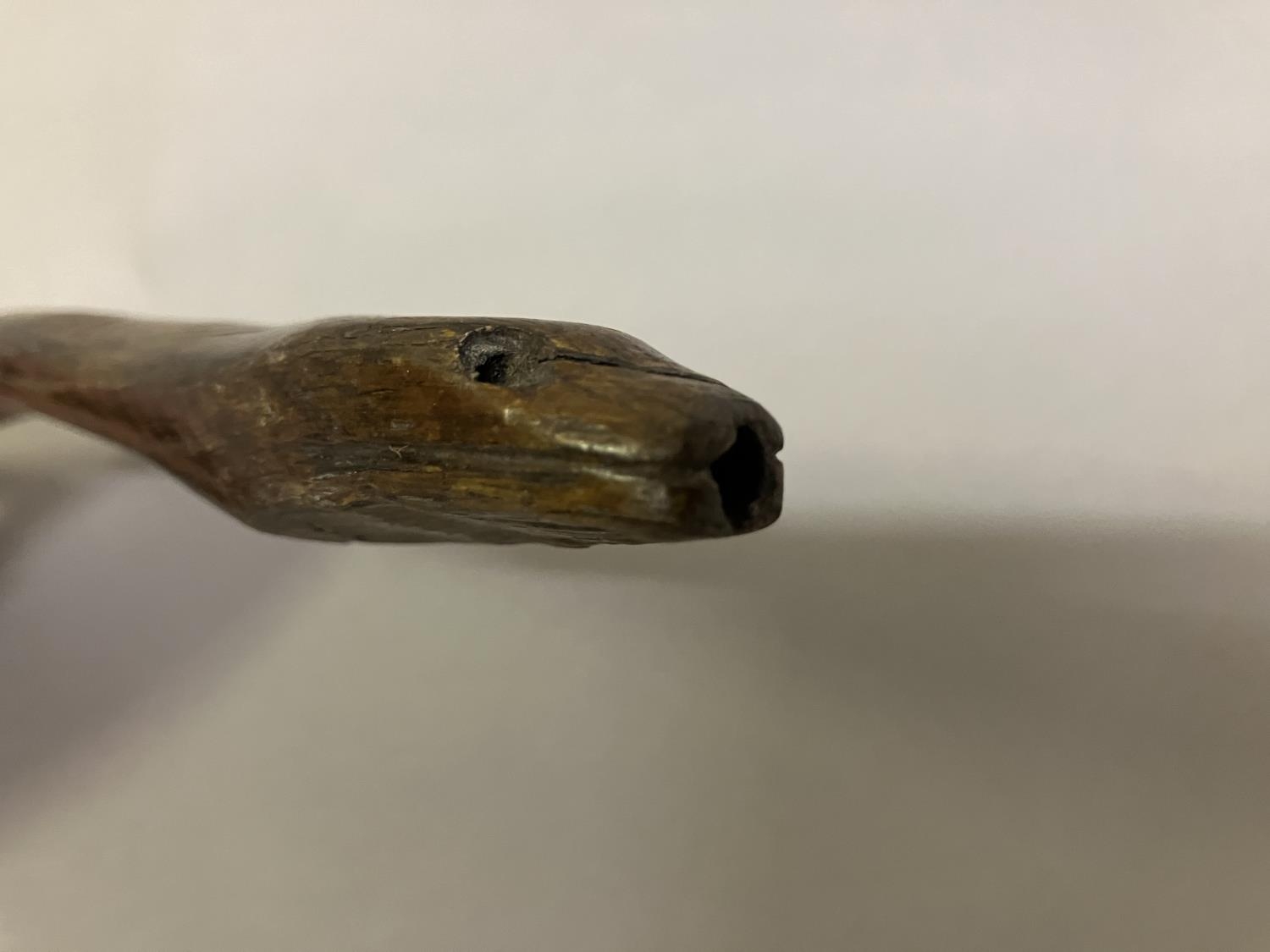 A 19th century wooden knitting stick, with a snake’s head, approx. 26.5cm (Shipping category C) Good - Image 3 of 4