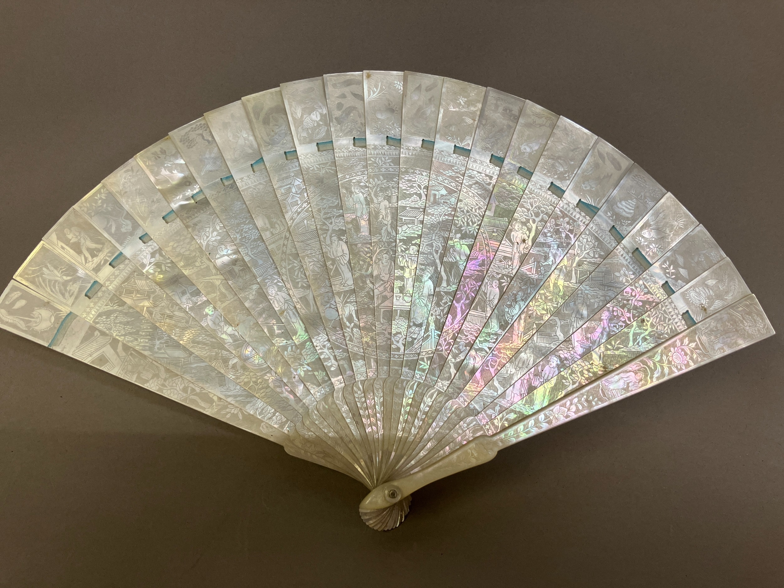 A Chinese Mother of pearl brisé fan, with 21 inner sticks and two guards, entirely etched with - Bild 11 aus 14