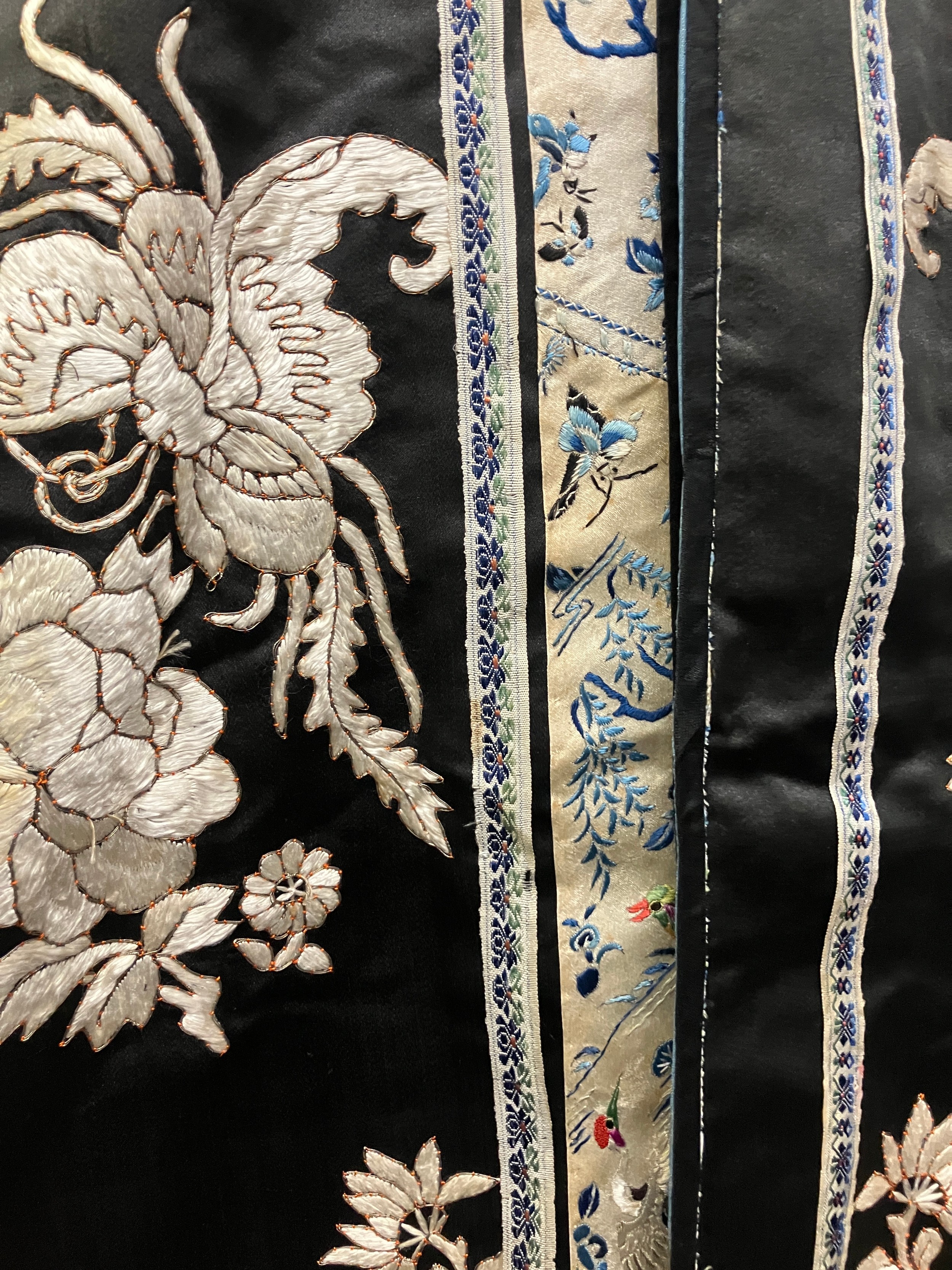 A late 19th c/early 20th century Chinese silk robe, black with applied shaped cloud collar, - Bild 7 aus 15