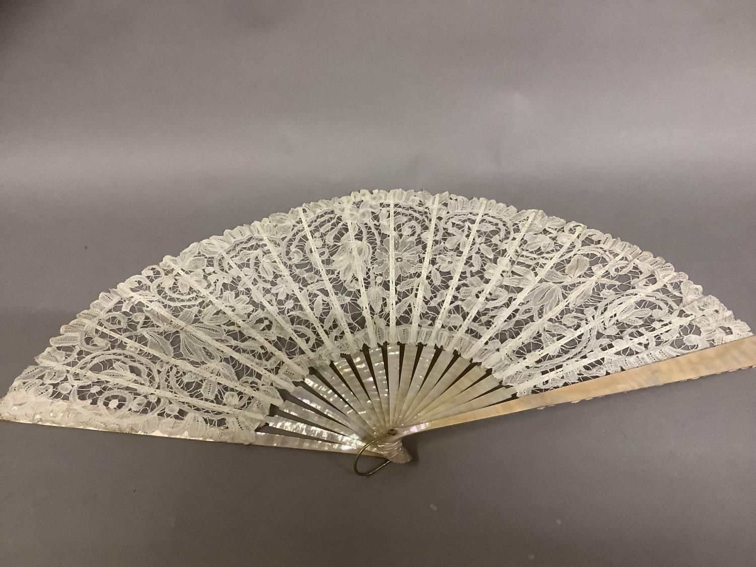 Antique Lace: a c 1890’s Mixed Brussels lace fan, the monture of pink mother of pearl, the deep leaf - Image 2 of 4
