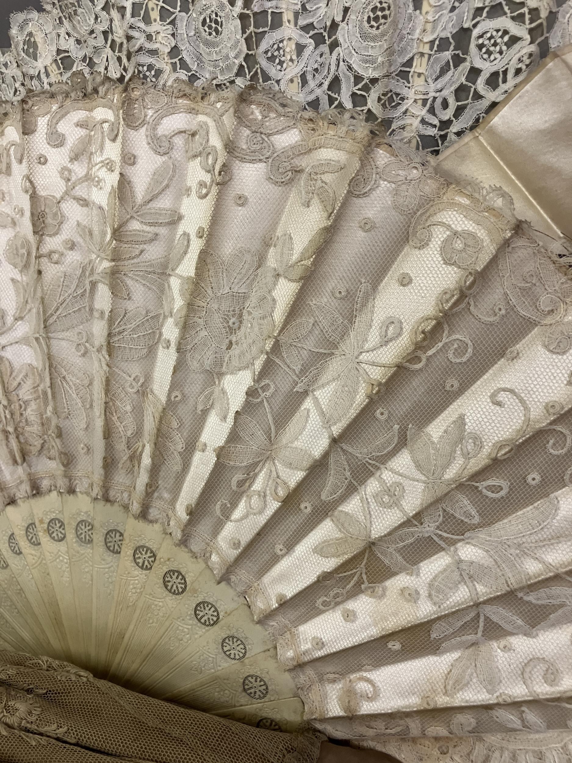 Fans and accessories, late 19th century to early 20th century: Four fans, the first with cream - Bild 2 aus 3
