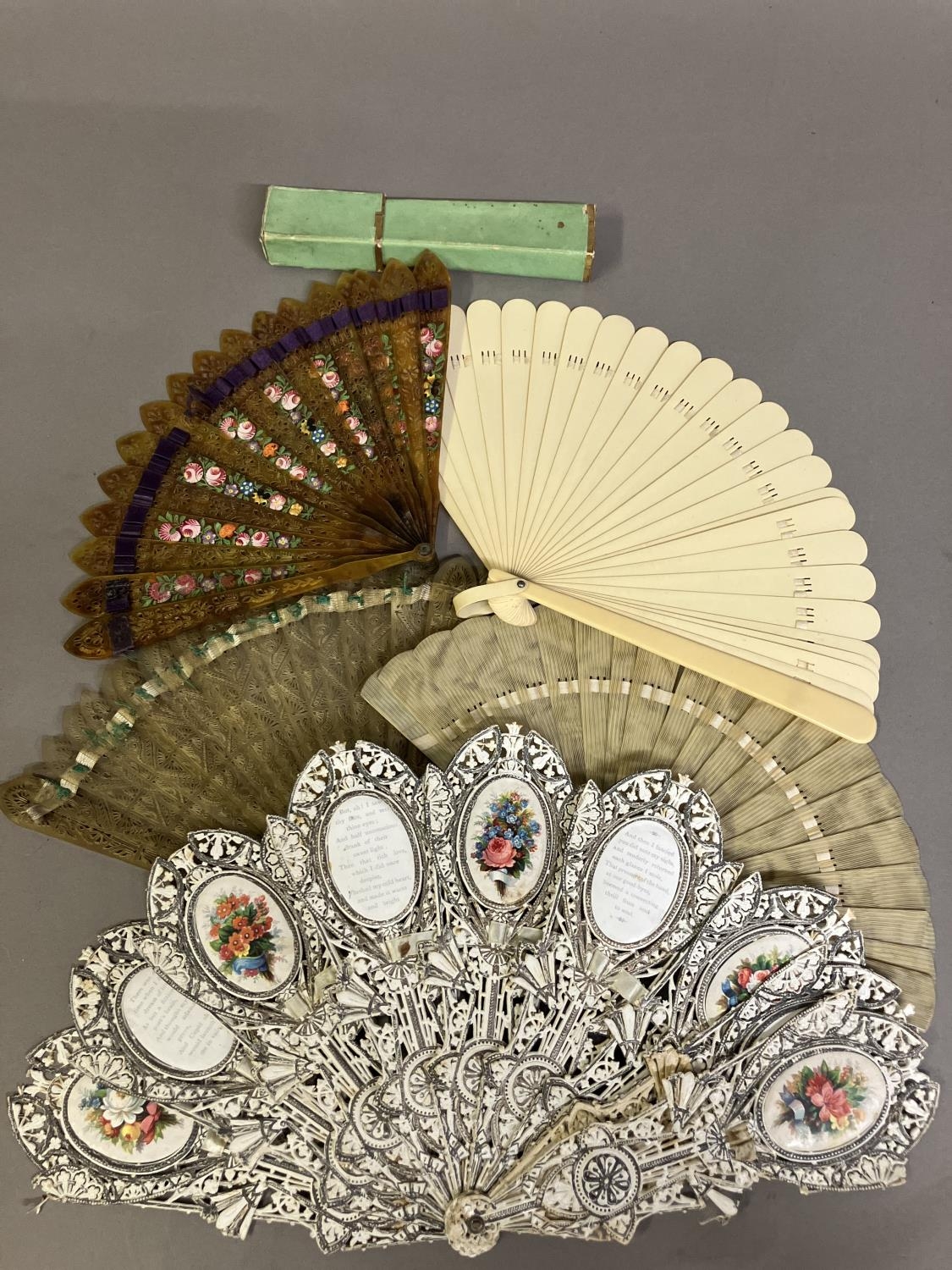 18th to 20th century brisé fans: a c 1820’s tortoiseshell fan with pointed sticks, pierced, - Image 2 of 4