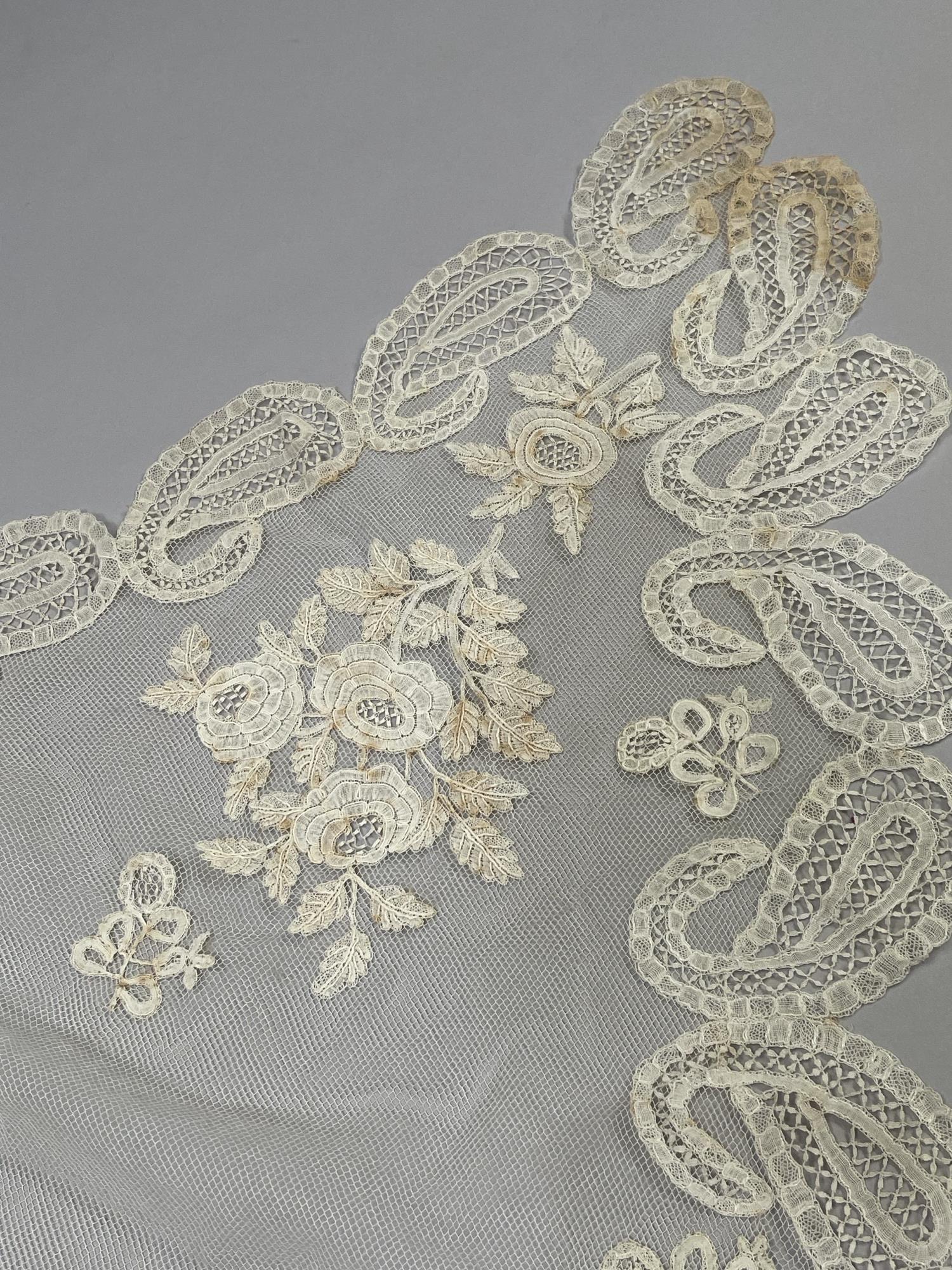 Antique Lace: a fine triangular shawl in Honiton bobbin lace appliqué, the corners featuring large - Image 4 of 5