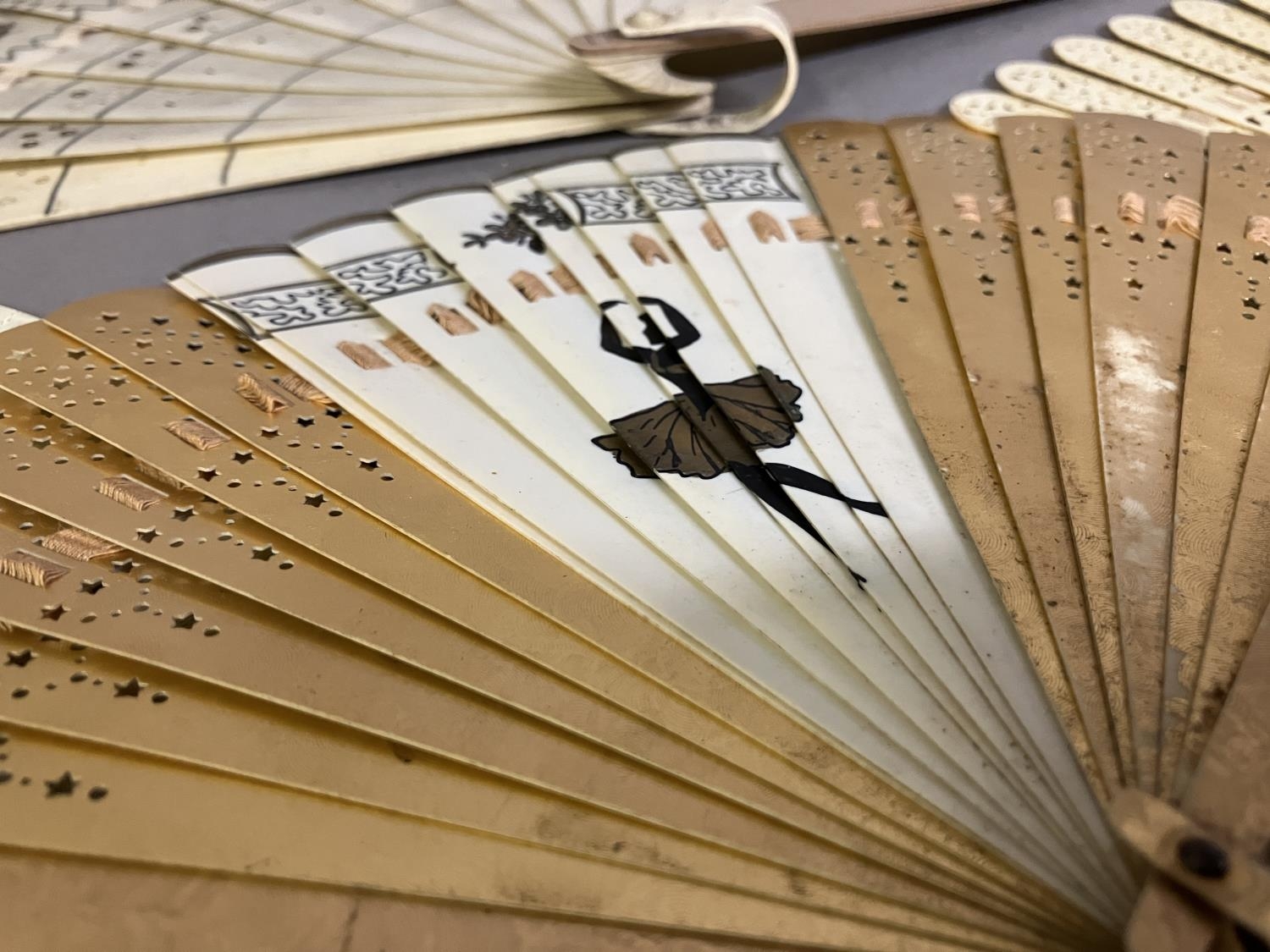 A selection of small brisé fans: a brisé fan advertising Victoria Luise, a shield on the lower guard - Bild 2 aus 4