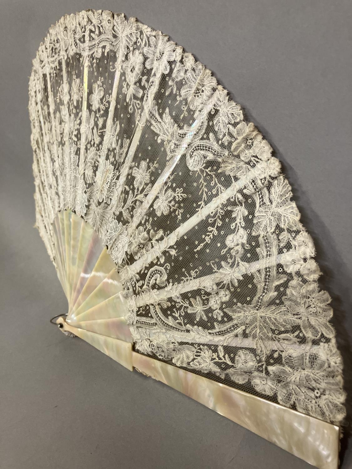 A good Brussels lace fan, mounted on mother of pearl, burgau, including the ribs, the leaf most - Image 3 of 13