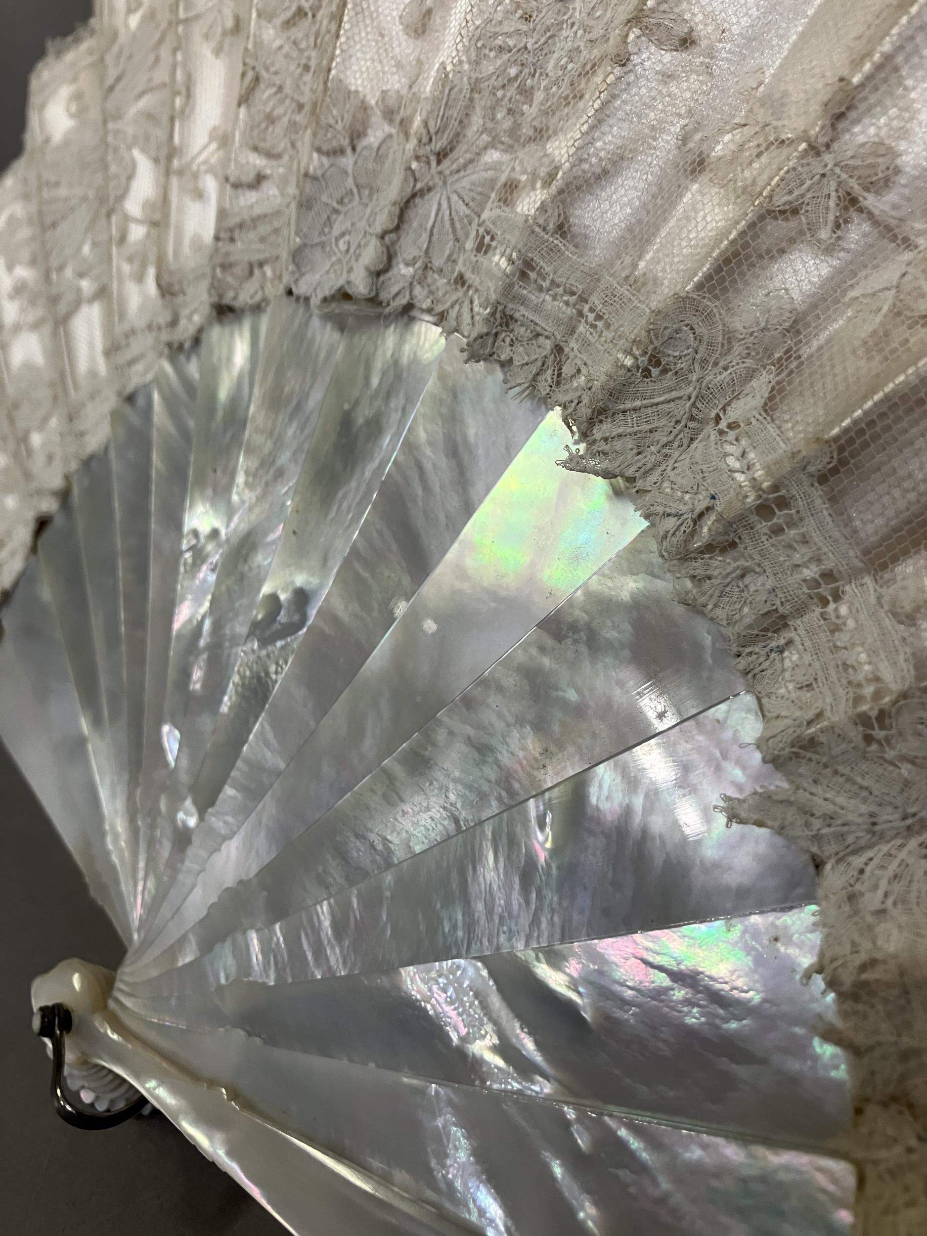 A 19th century Brussels Bobbin Appliqué lace fan, the monture of white mother of pearl, the head - Image 4 of 7