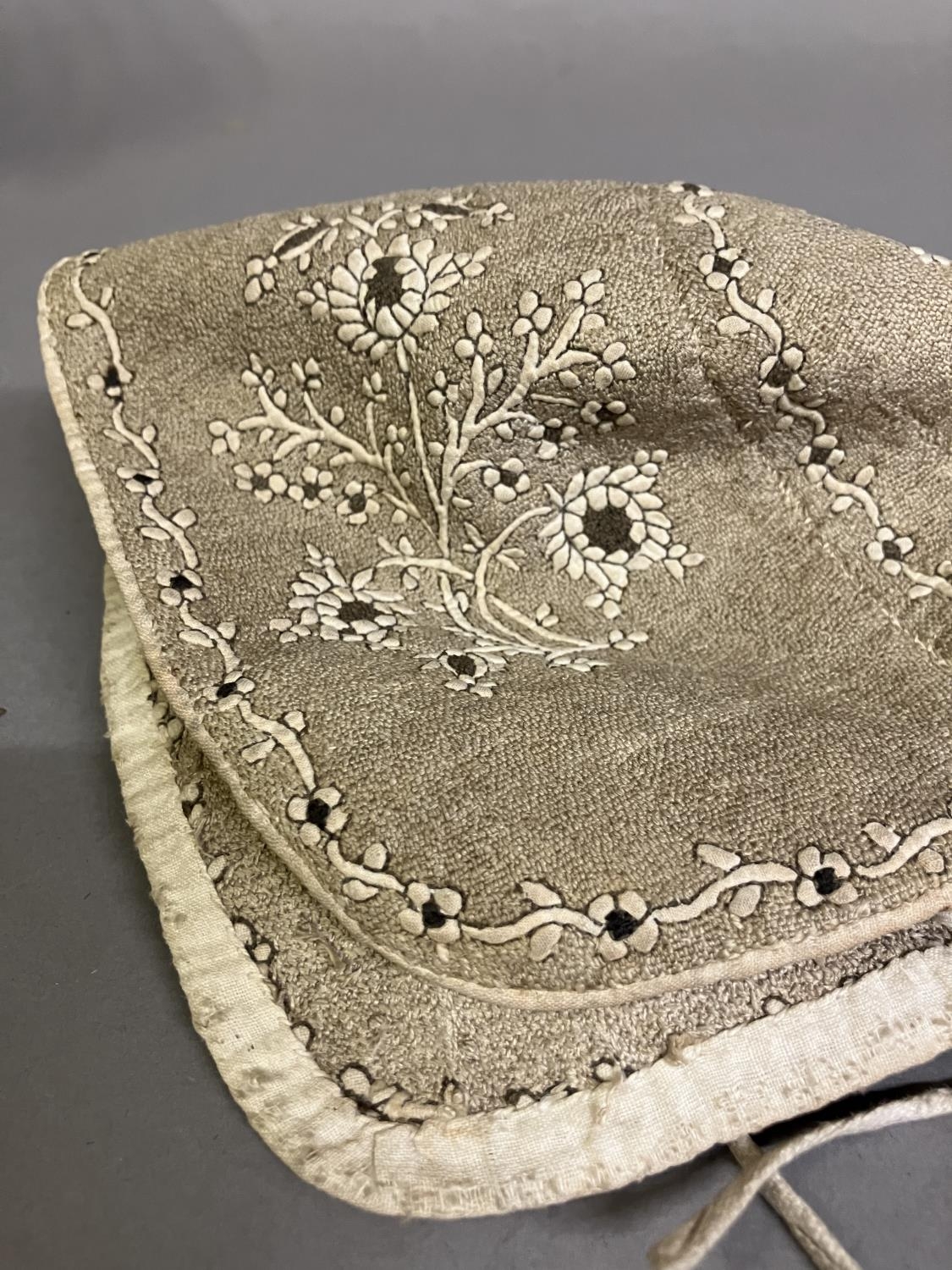 19th century traditional caps and bonnets: A very early embroidered bonnet or cap worked in beige, - Image 4 of 4