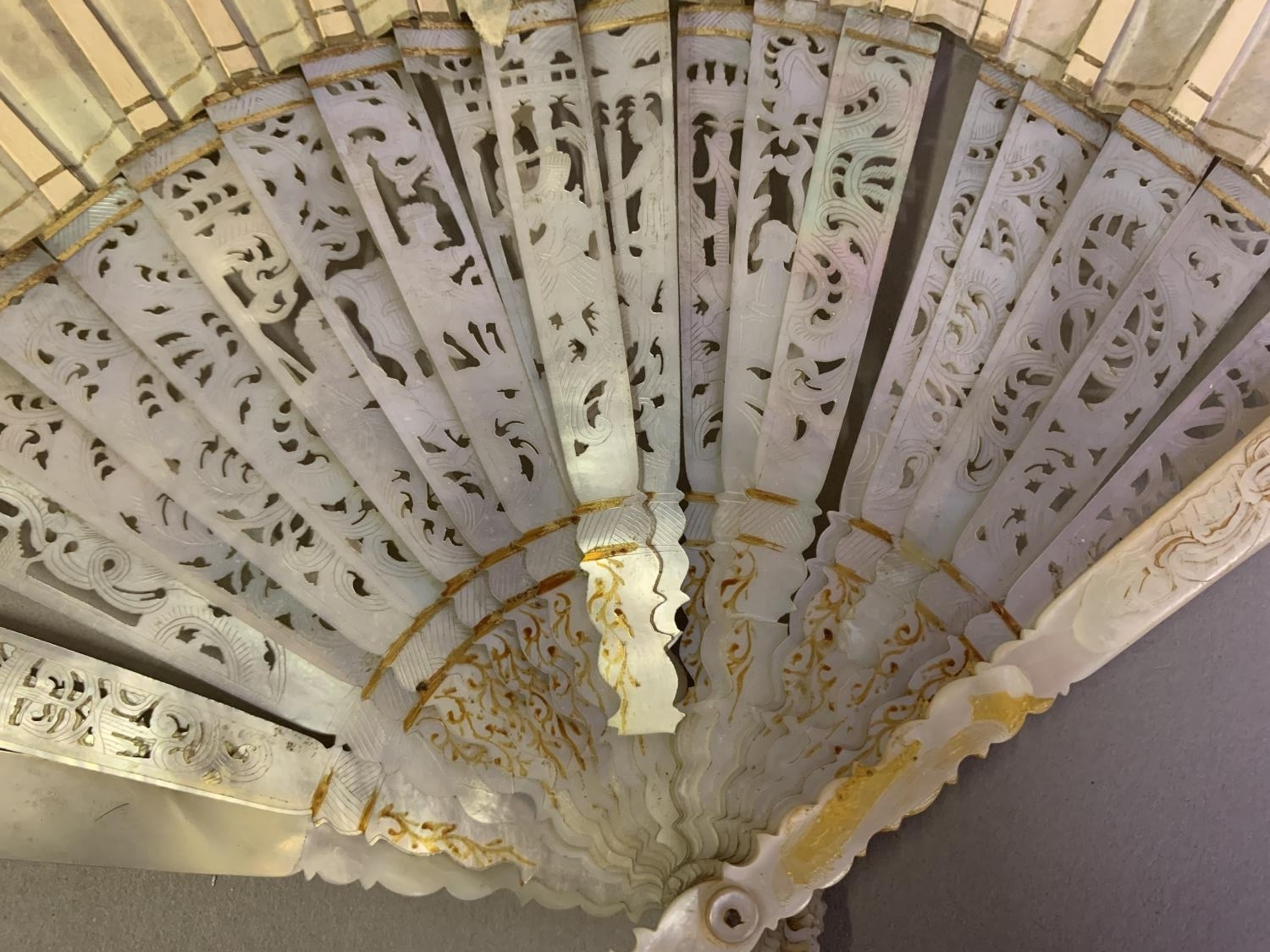 An 18th century mother of pearl fan with leaf of painted silk, showing a man seated on a throne, a - Bild 7 aus 9