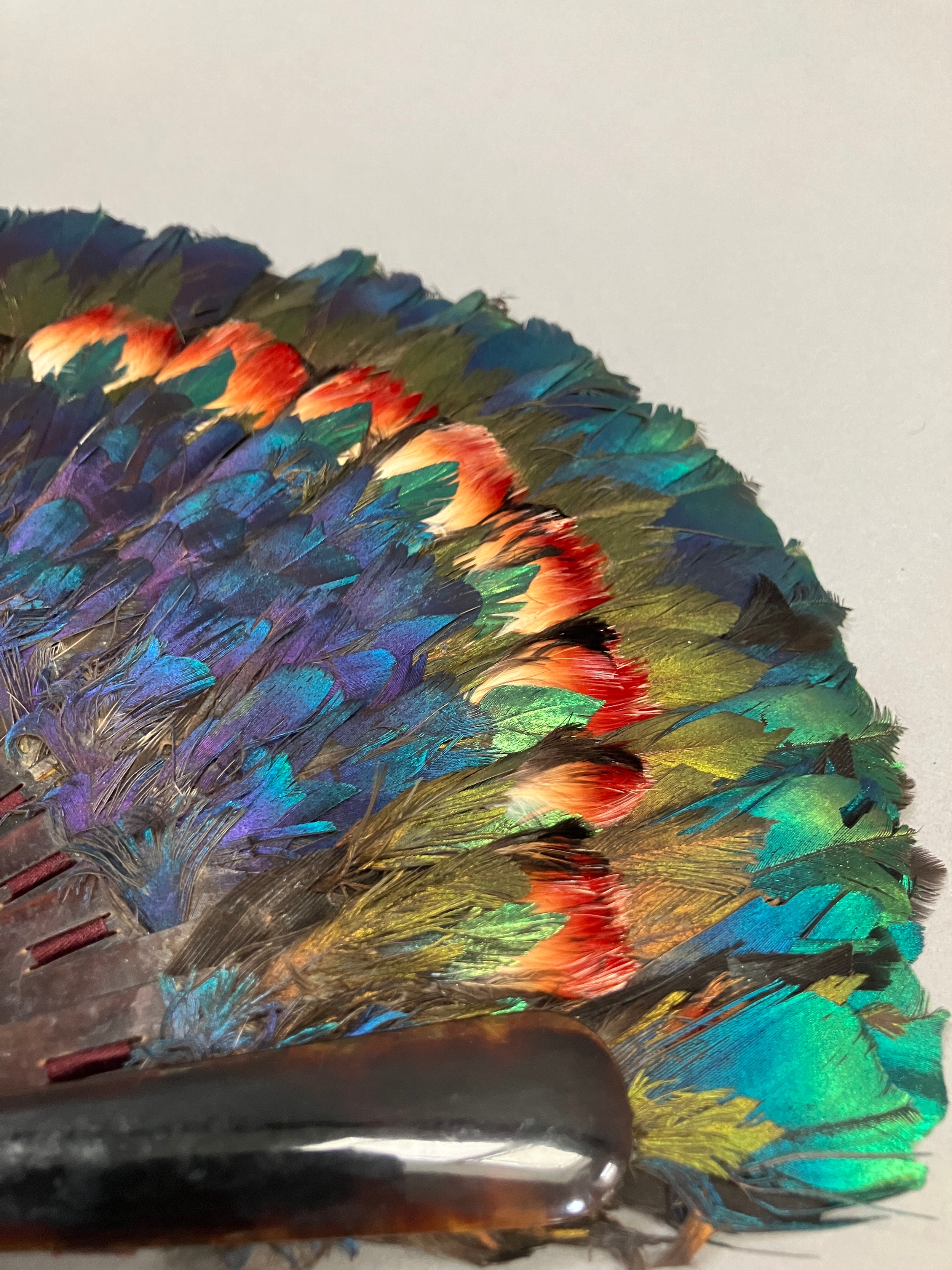 A small and attractive marquetry feather fan, the monture of faux tortoiseshell, the bands of - Image 2 of 4