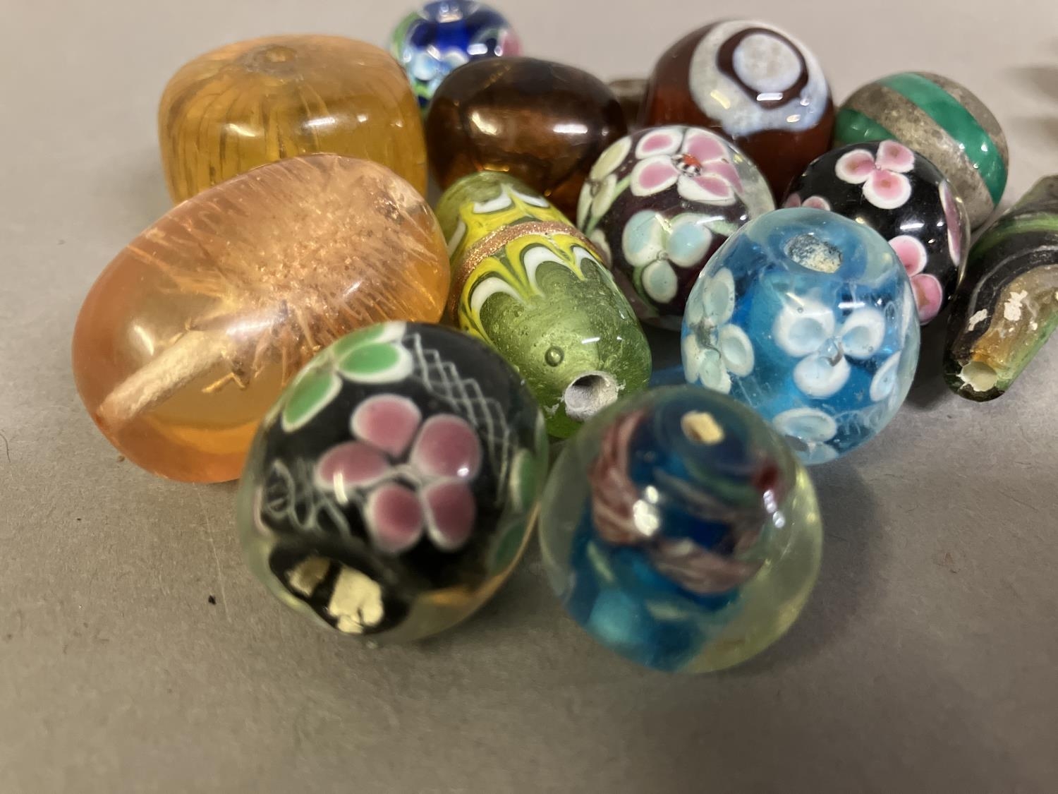 Trade beads: a selection of glass beads, many with floral patterns, to include 10 in a deep - Image 2 of 4
