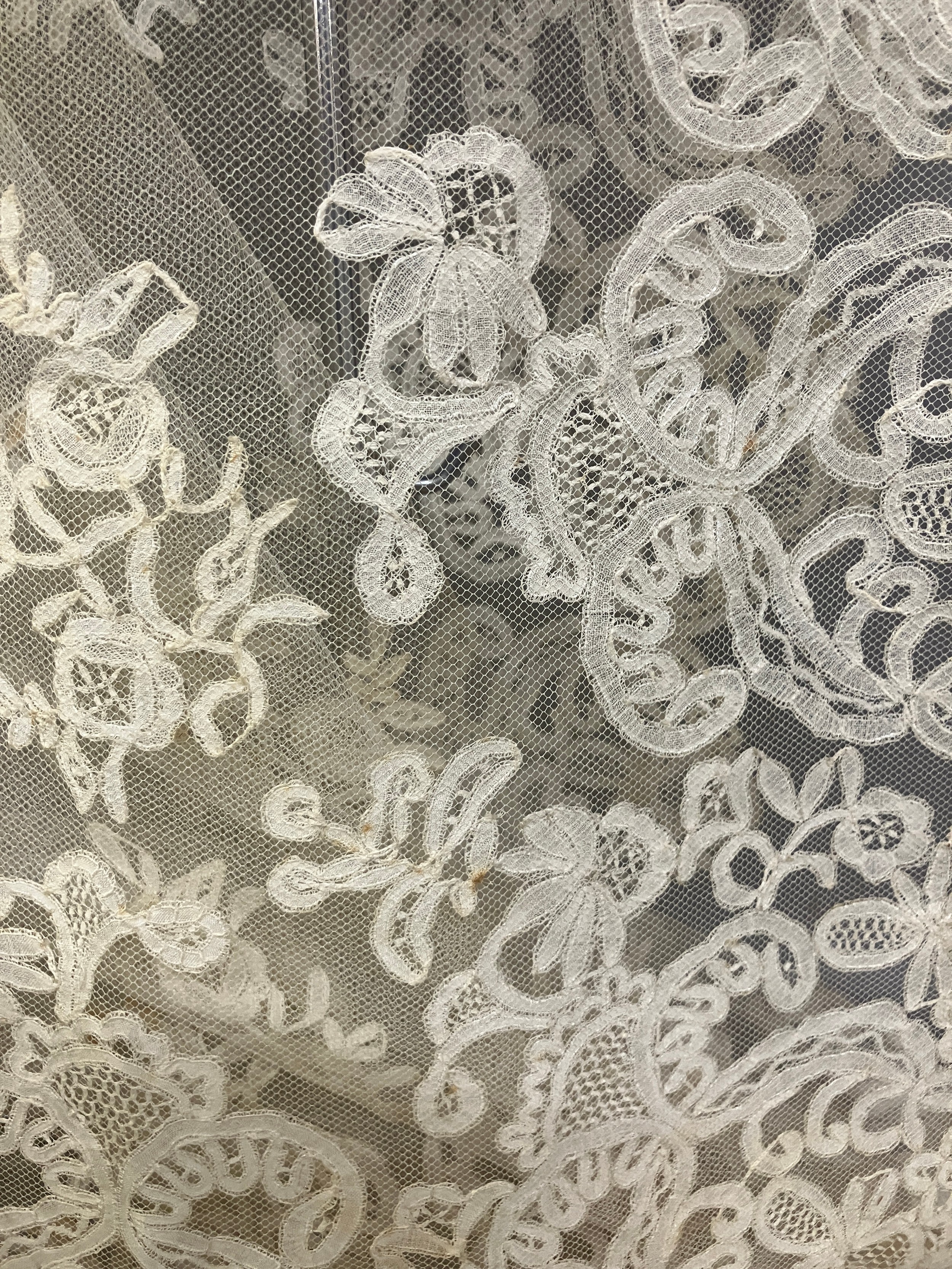 A very large and fine quality late 19th century wedding veil, Honiton Bobbin Appliqué, deep lace - Image 2 of 6