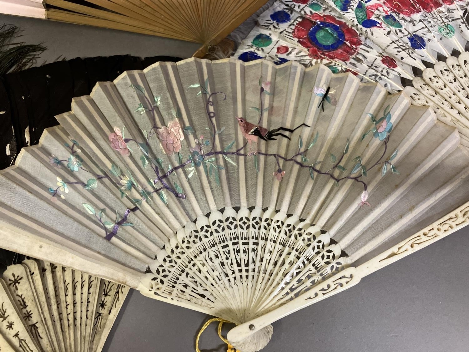 Oriental fans: A selection of folding fans to include 3 Chinese feather fans mounted on pierced - Image 2 of 5