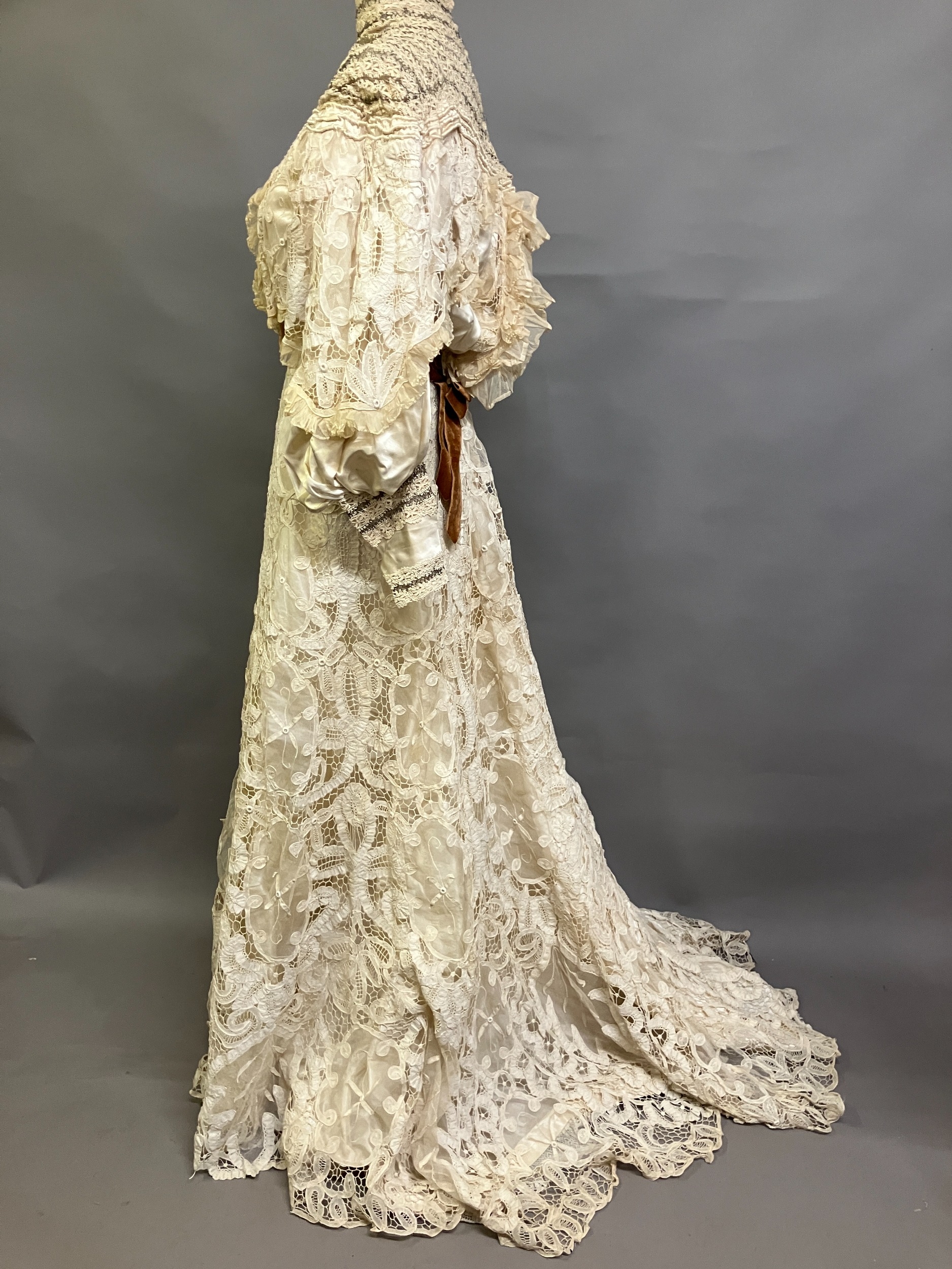 An Edwardian tapelace wedding ensemble, the high-necked bodice in ivory silk satin, trimmed with - Image 4 of 14