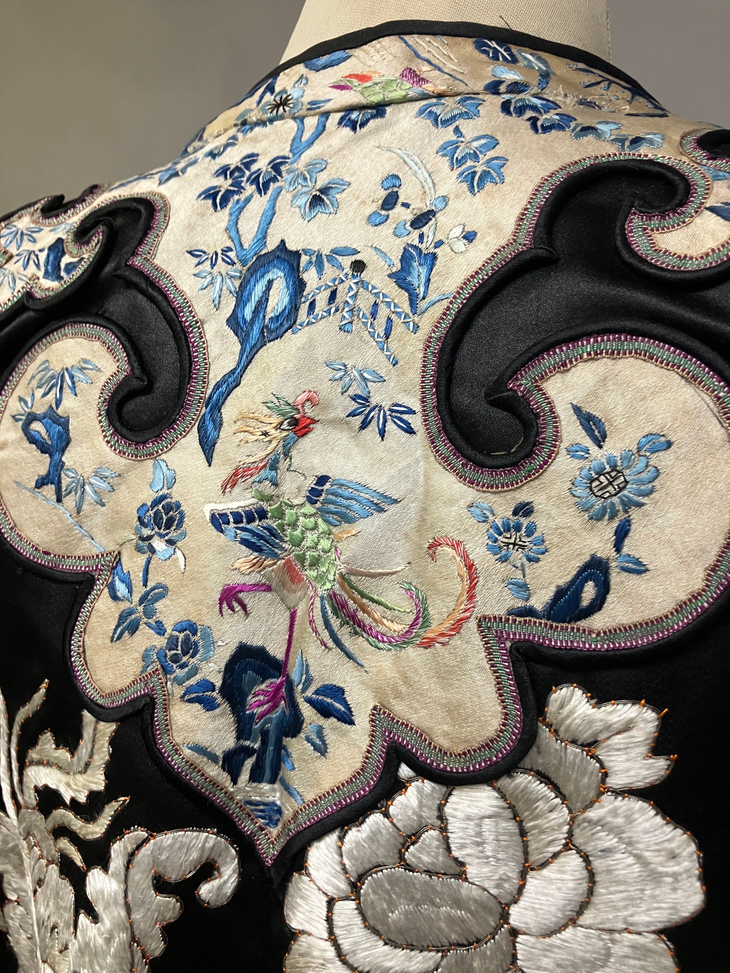 A late 19th c/early 20th century Chinese silk robe, black with applied shaped cloud collar, - Bild 13 aus 15