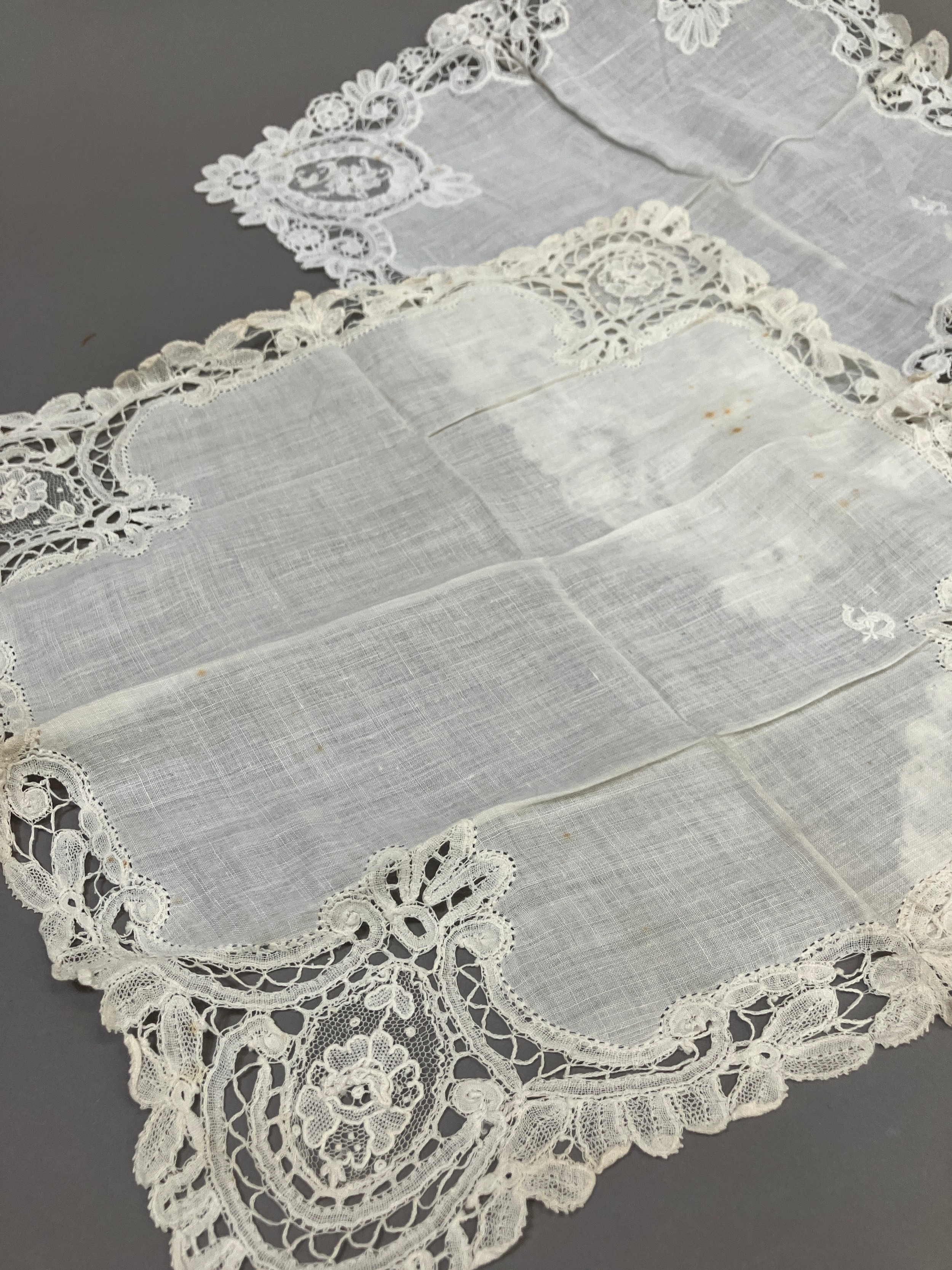 Antique Lace: seven Mixed Brussels handkerchieves, the needlework to the corners, fine lawn (7) ( - Image 2 of 4