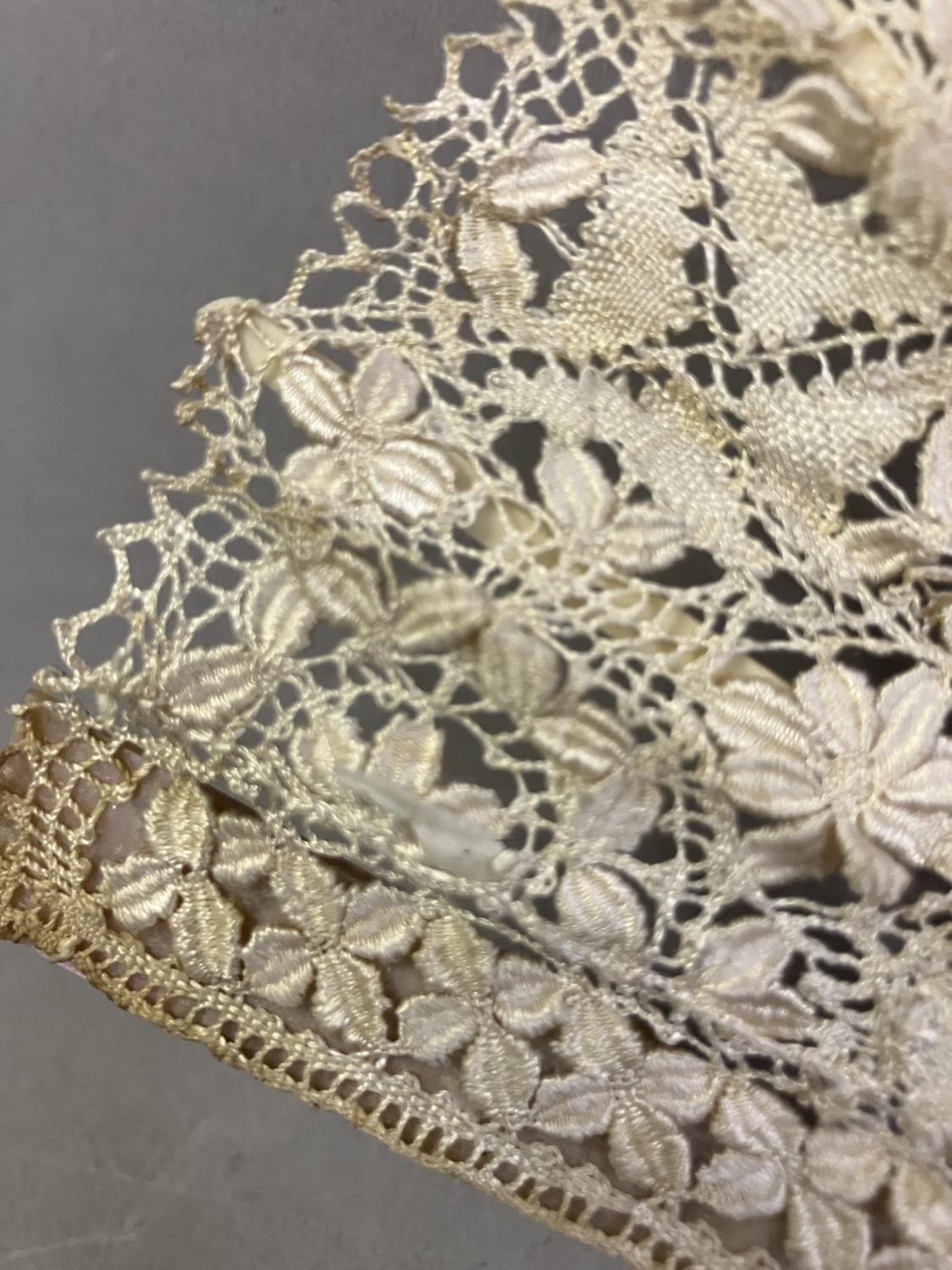 Antique Lace: an early 20th century Maltese silk lace fan, the leaf mounted on pink mother of - Image 5 of 6