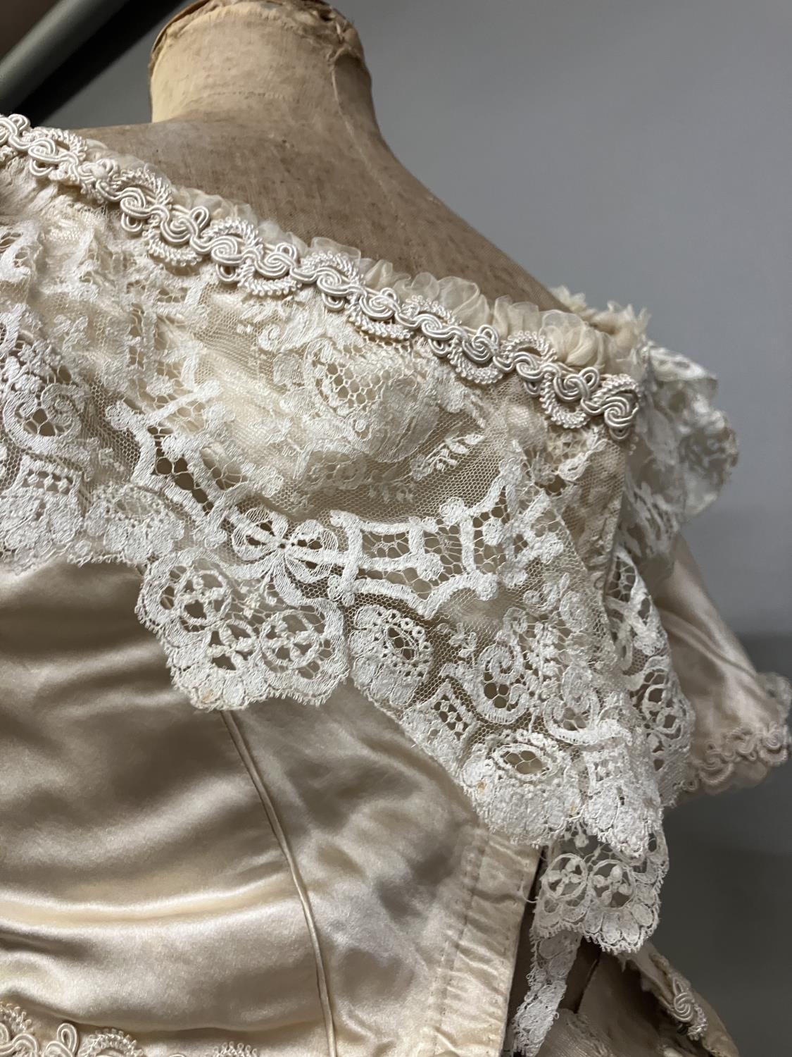 An elaborate 1880’s wedding or evening gown, skirt with integral boned bodice, a heavy honey silk, - Bild 7 aus 9