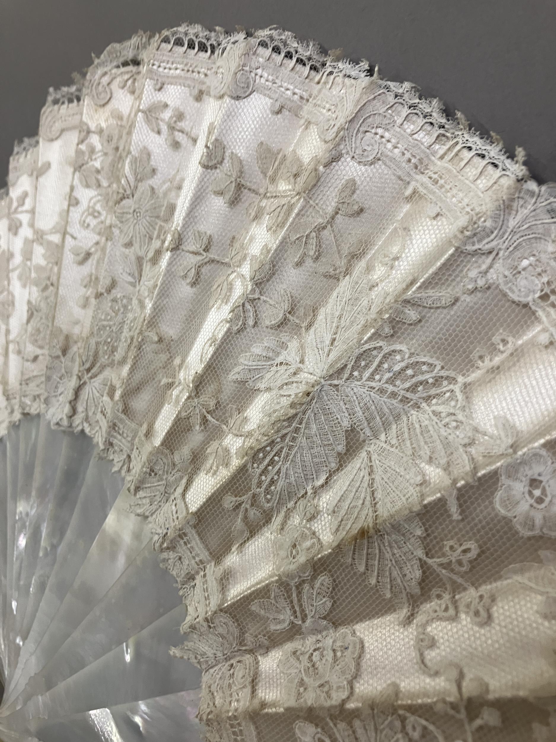 A 19th century Brussels Bobbin Appliqué lace fan, the monture of white mother of pearl, the head - Image 3 of 7