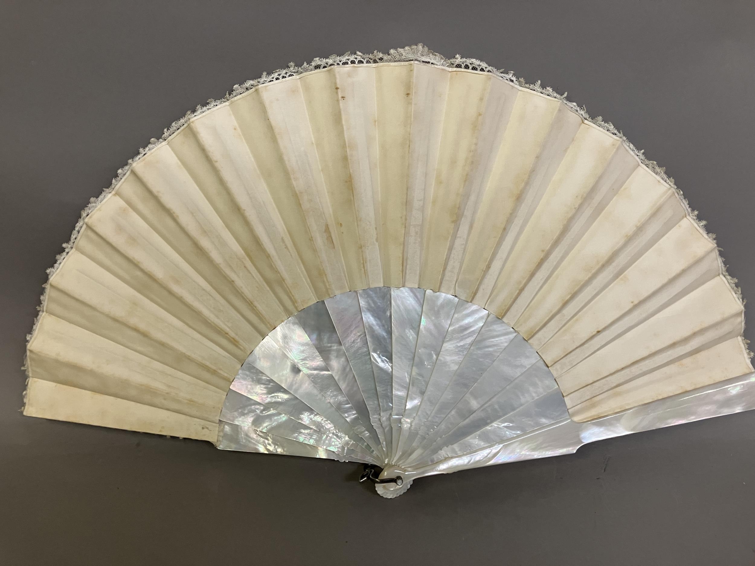 A 19th century Brussels Bobbin Appliqué lace fan, the monture of white mother of pearl, the head - Image 6 of 7