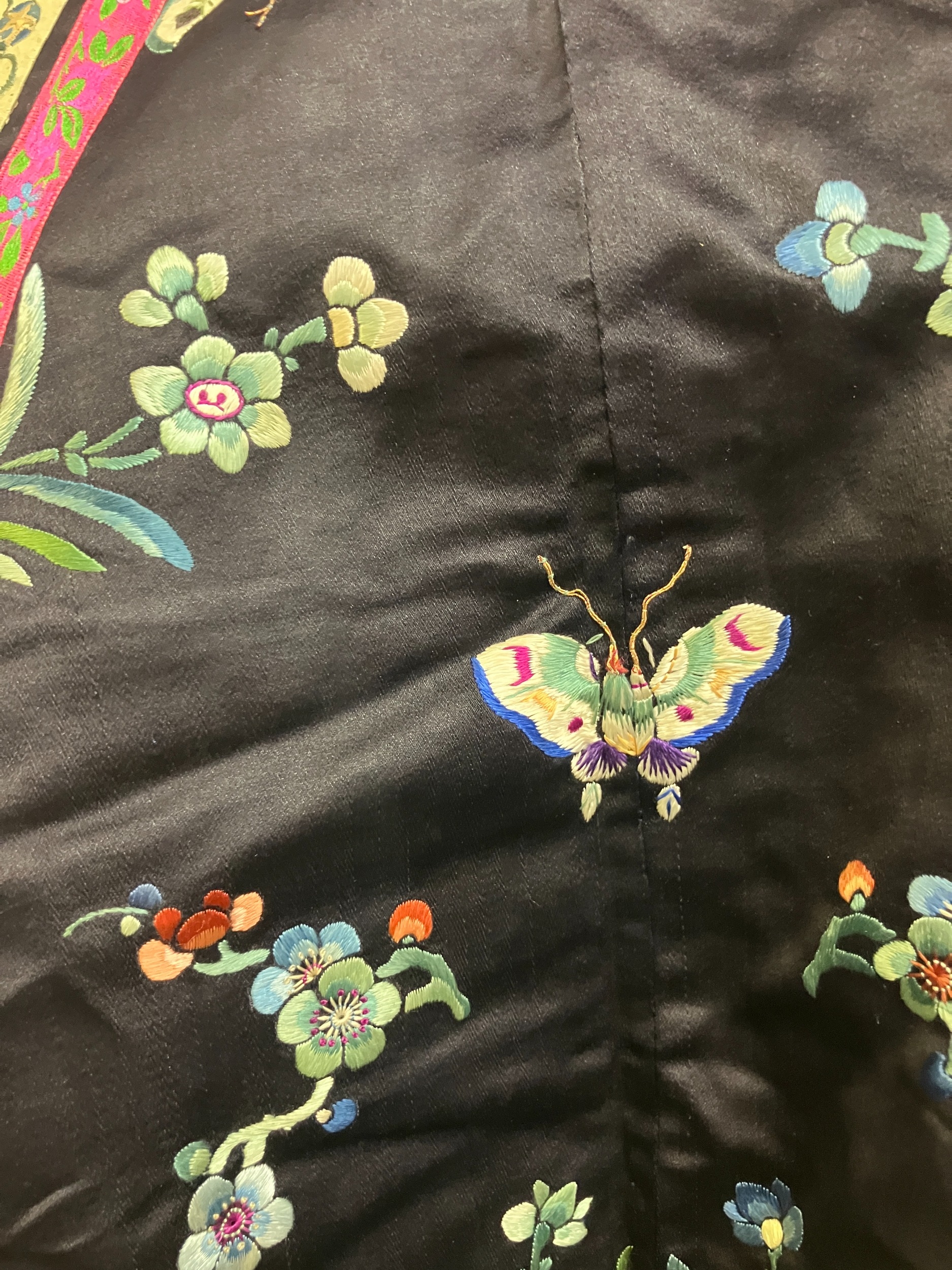 An antique Chinese embroidered silk jacket. Ru, closure to the right, the body of the Ru embroidered - Image 9 of 20
