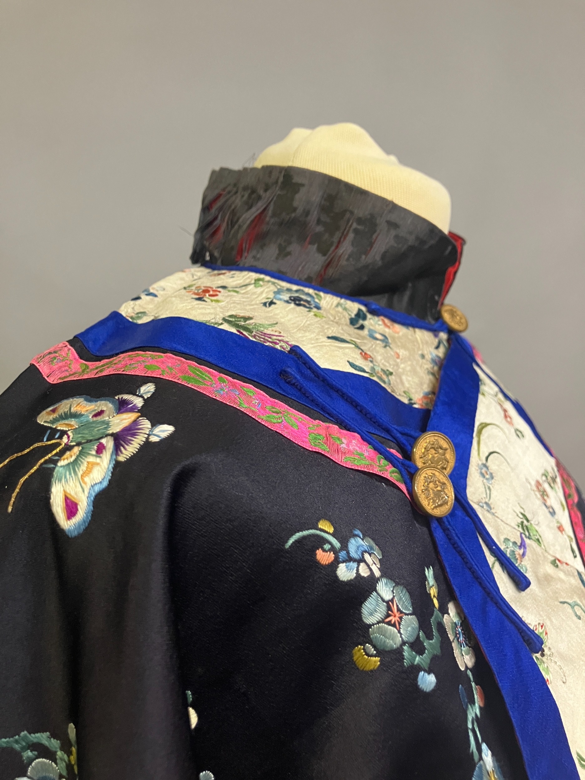 An antique Chinese embroidered silk jacket. Ru, closure to the right, the body of the Ru embroidered - Image 20 of 20