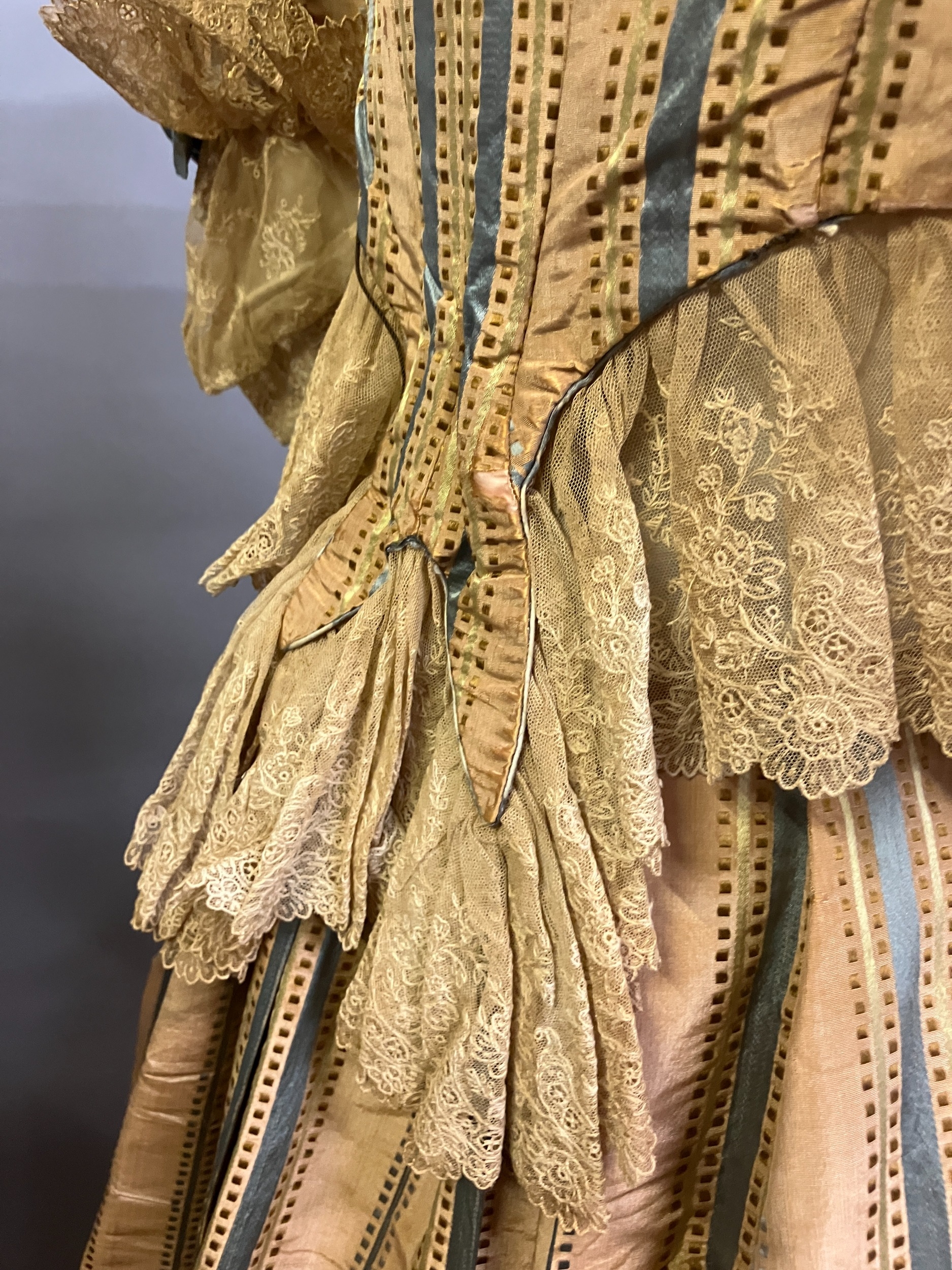 An Edwardian honey watered silk taffeta skirt and bodice, striped with aqua, the tailored, boned - Bild 4 aus 10