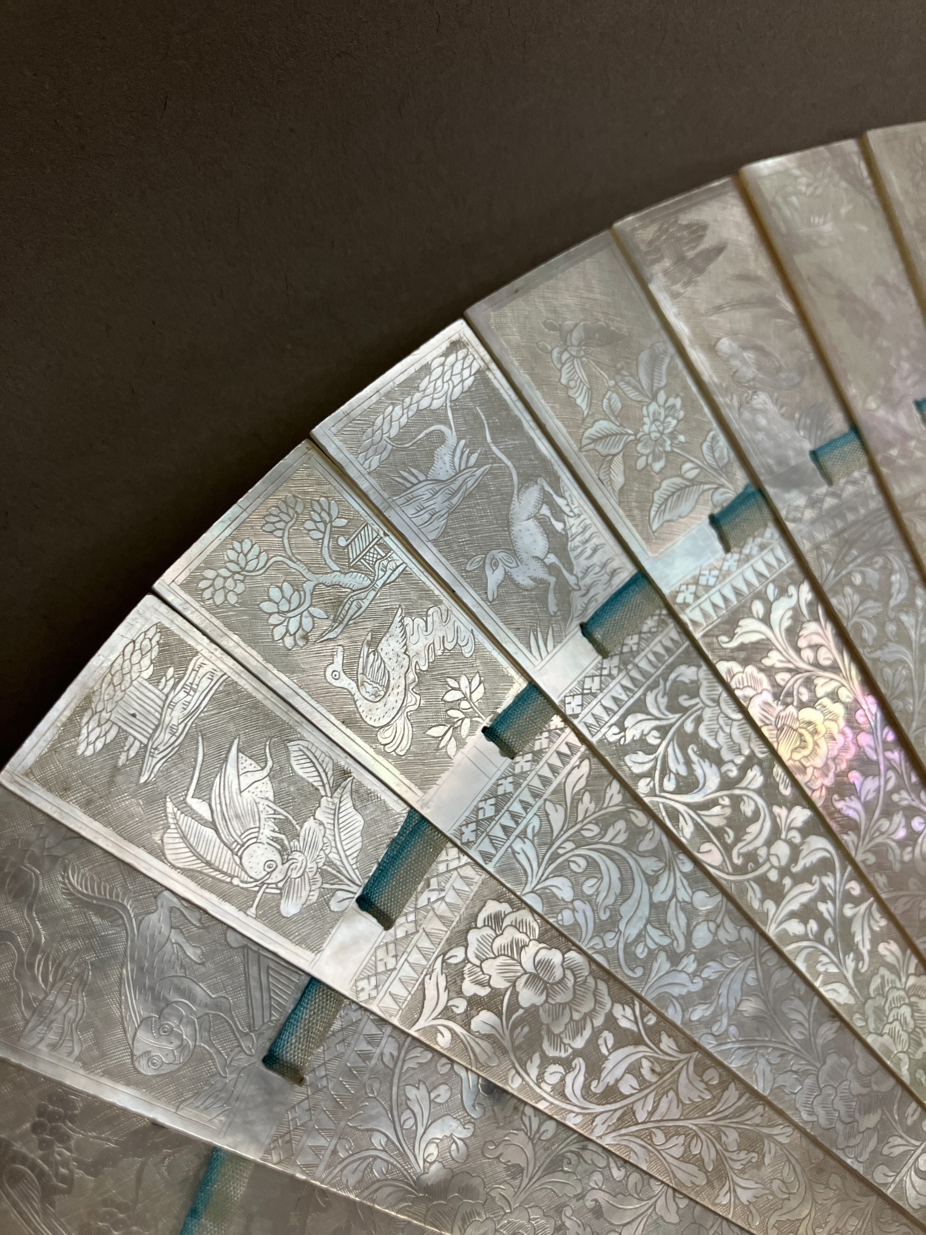 A Chinese Mother of pearl brisé fan, with 21 inner sticks and two guards, entirely etched with - Bild 8 aus 14
