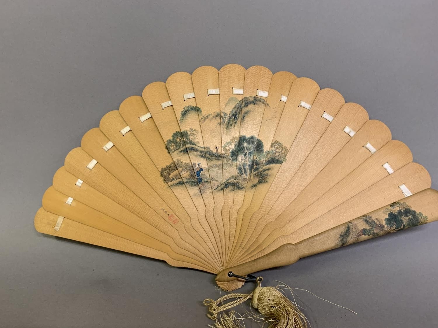 Four oriental fans: a 19th century Japanese wood brisé the 18 inner sticks and two guards with - Image 9 of 10