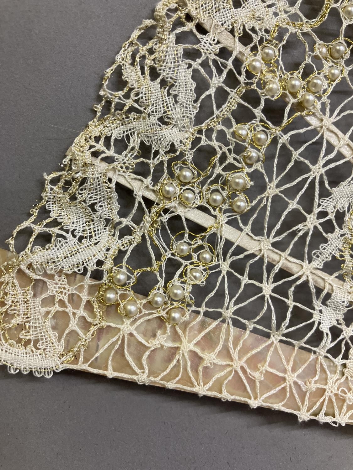 Ann Collier: a more traditional lace design by Ann, worked in Bedfordshire Maltese bobbin lace, - Bild 4 aus 8