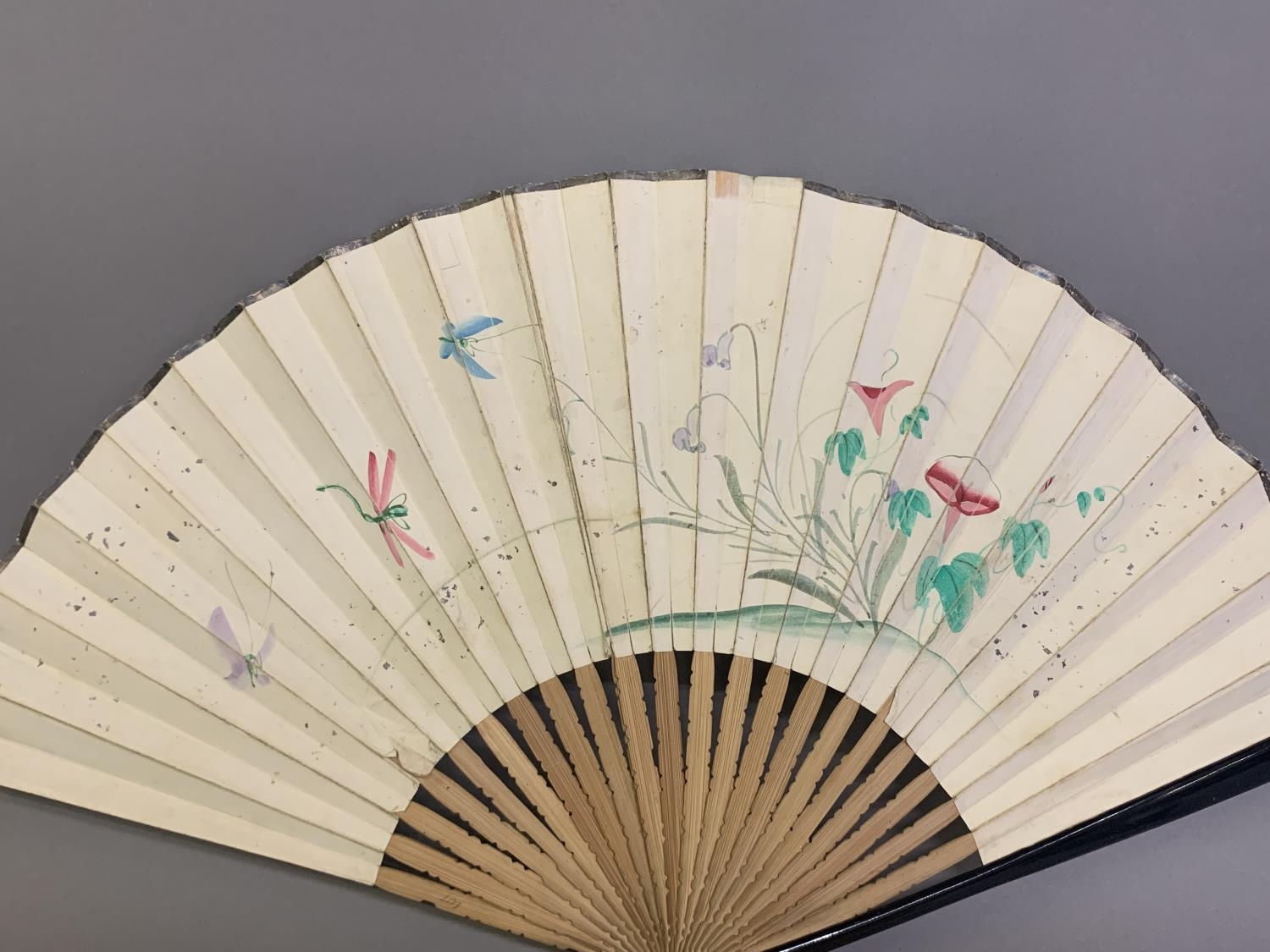 Three 20th century fans: the first, in white mother of pearl, a pastiche of an 18th century fan, the - Image 3 of 9