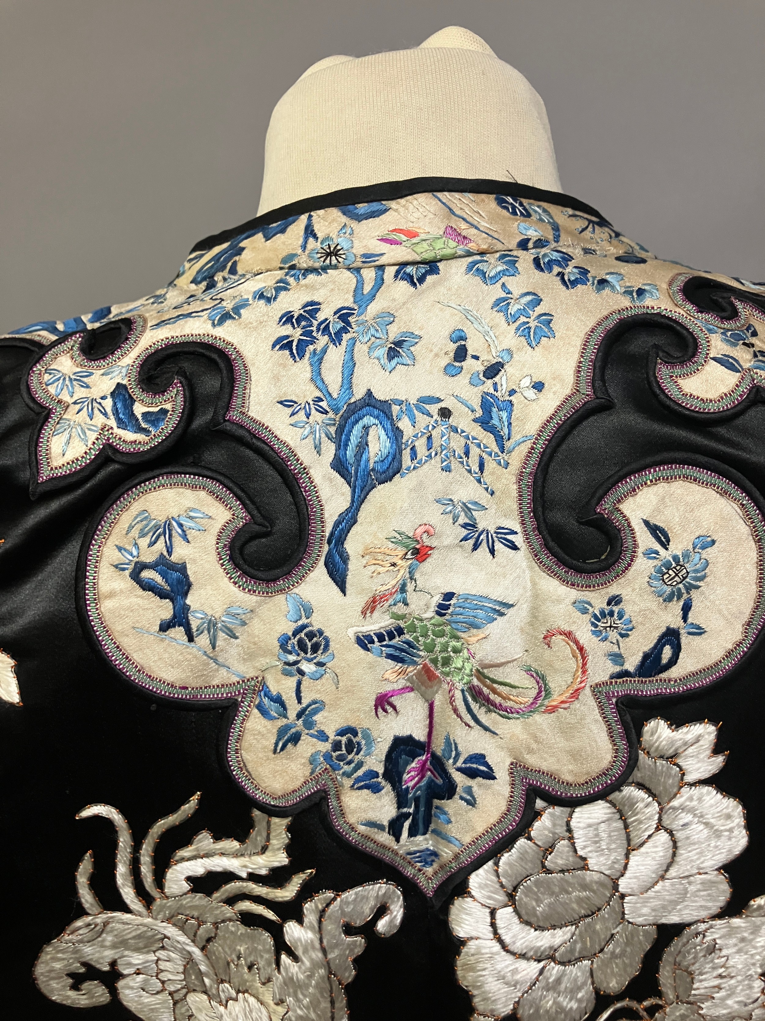 A late 19th c/early 20th century Chinese silk robe, black with applied shaped cloud collar, - Bild 9 aus 15