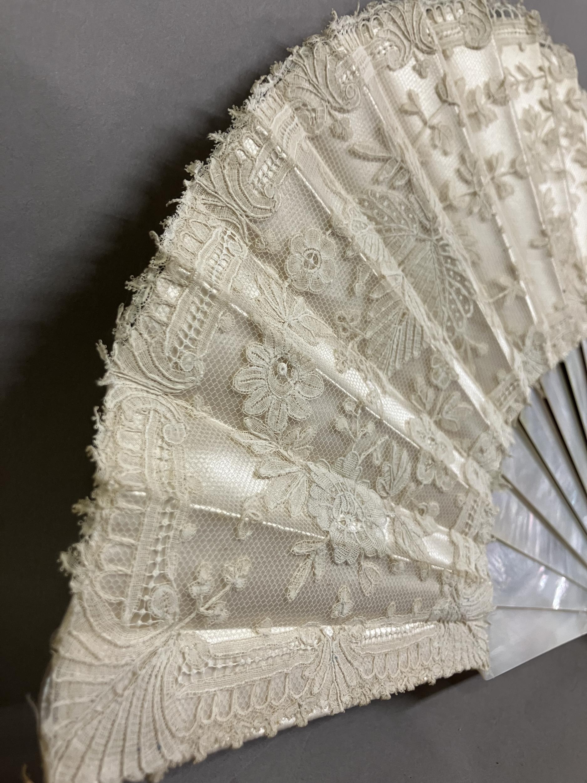 A 19th century Brussels Bobbin Appliqué lace fan, the monture of white mother of pearl, the head - Image 5 of 7