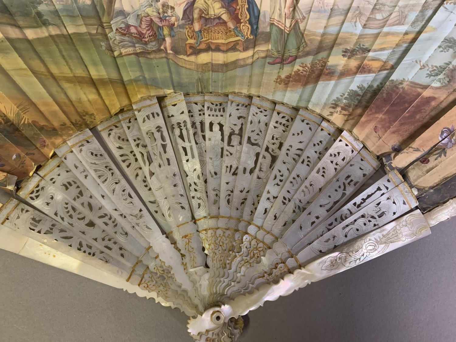 An 18th century mother of pearl fan with leaf of painted silk, showing a man seated on a throne, a - Image 3 of 9