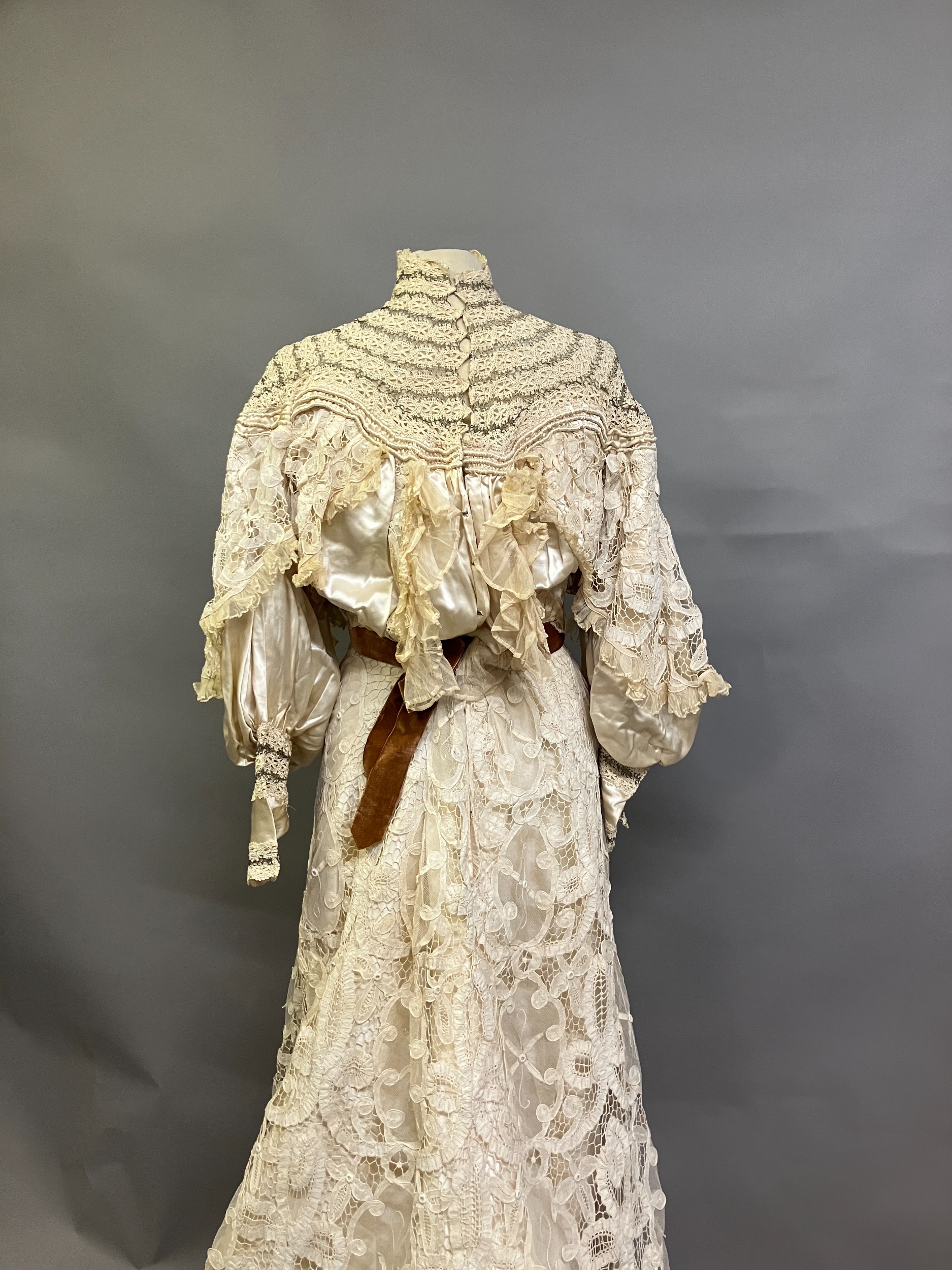 An Edwardian tapelace wedding ensemble, the high-necked bodice in ivory silk satin, trimmed with - Bild 6 aus 14