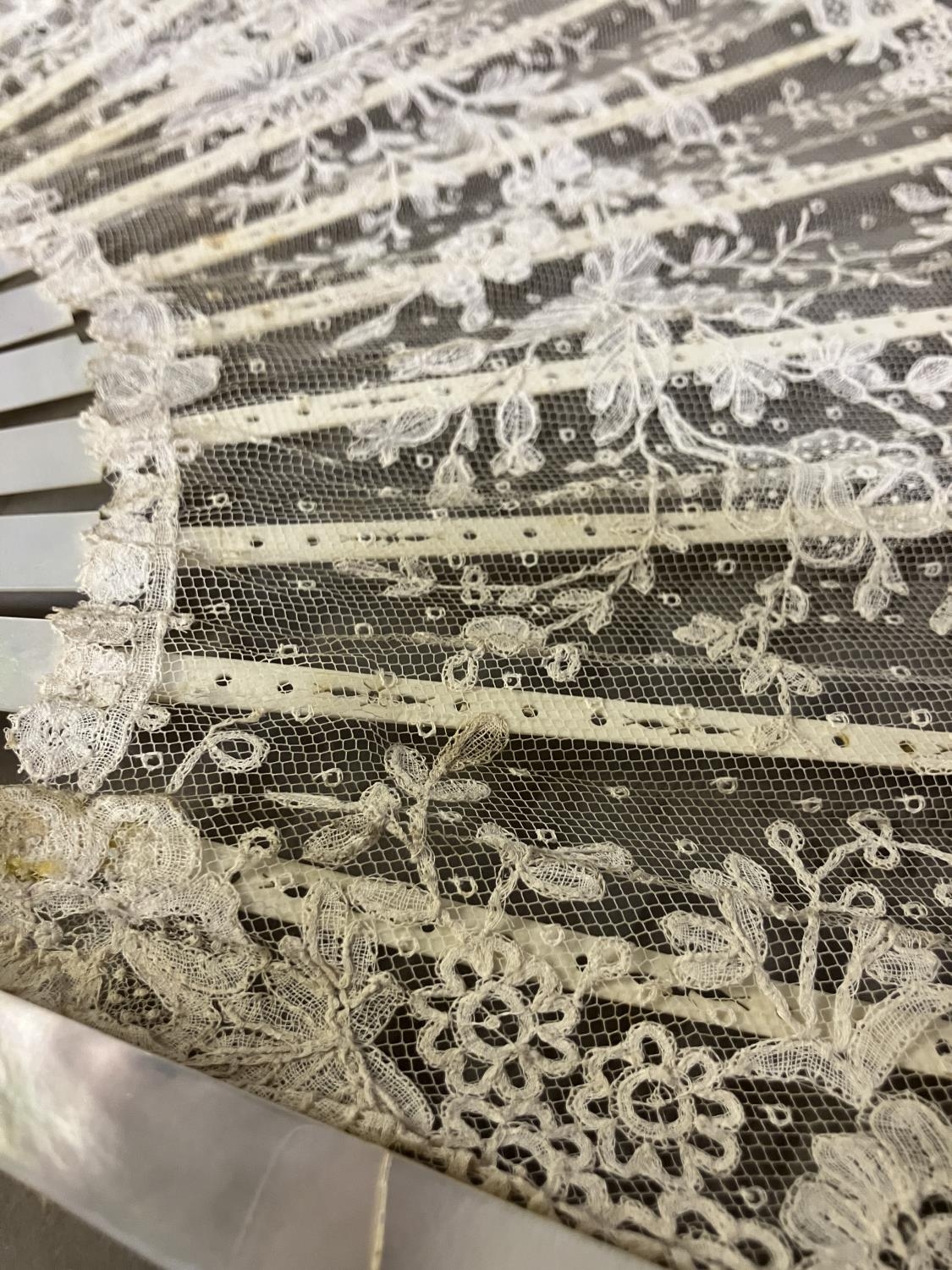 Antique Lace :A large Mixed Brussels and white mother of Pearl fan, c 1890’s, the lace leaf with a - Bild 3 aus 7
