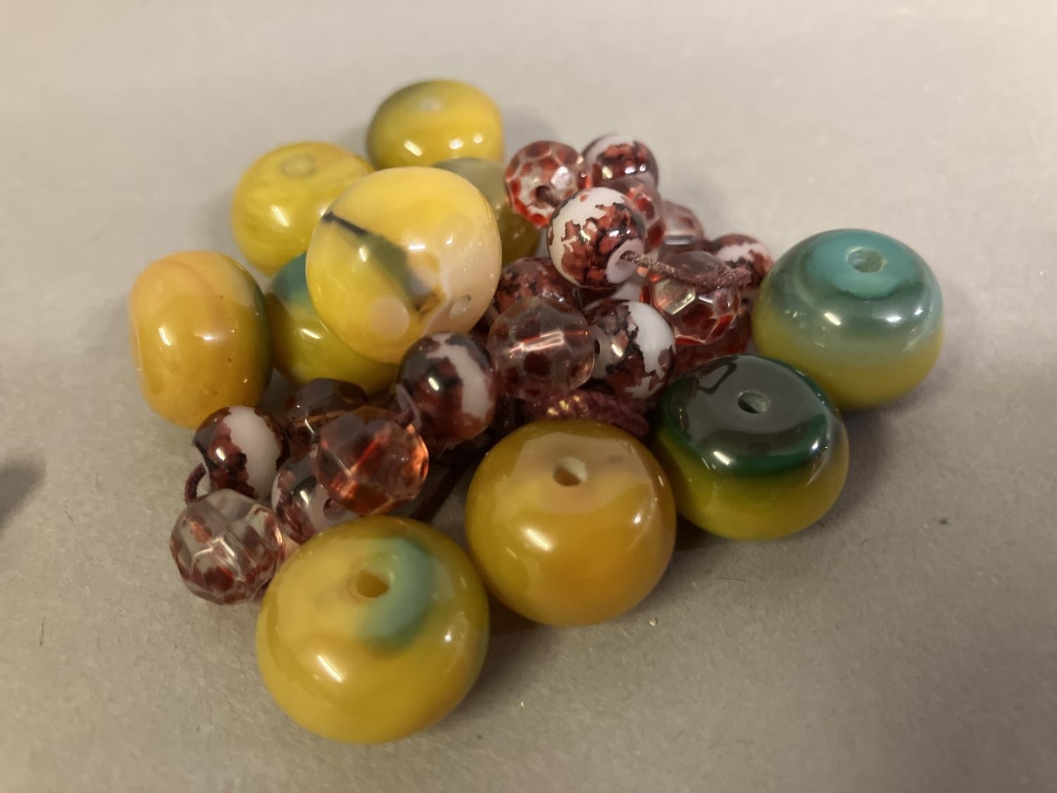 Trade beads: a selection of glass beads, many with floral patterns, to include 10 in a deep - Image 4 of 4