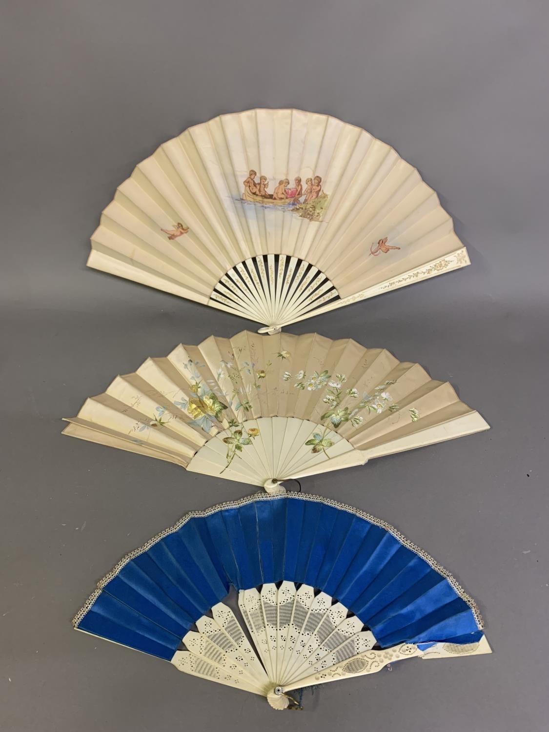 Two cream fans from the 1890’s, the first painted with a gathering of naked cherubs or children on a - Bild 2 aus 2