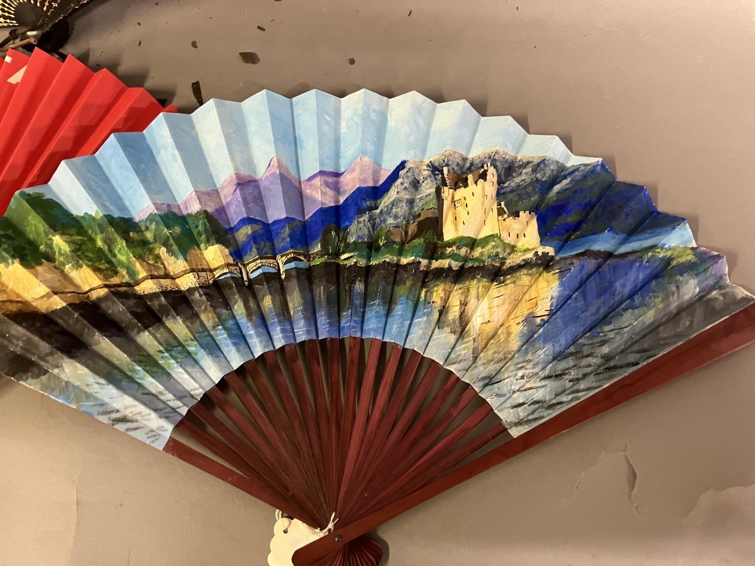 A hand painted 20th century fan ( Kathy Maxwell, former member of the Fan Circle International), - Bild 3 aus 3