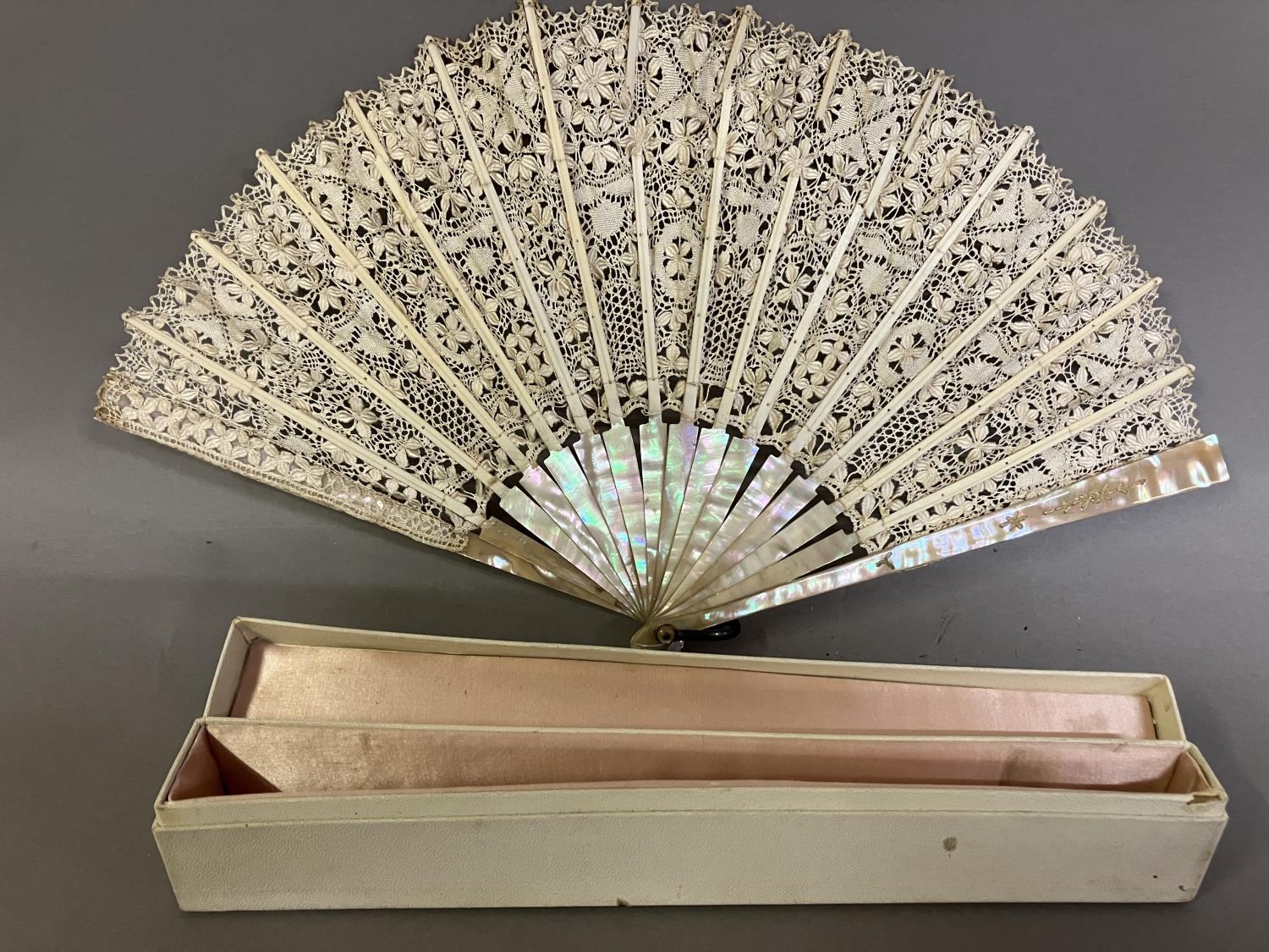 Antique Lace: an early 20th century Maltese silk lace fan, the leaf mounted on pink mother of - Image 6 of 6