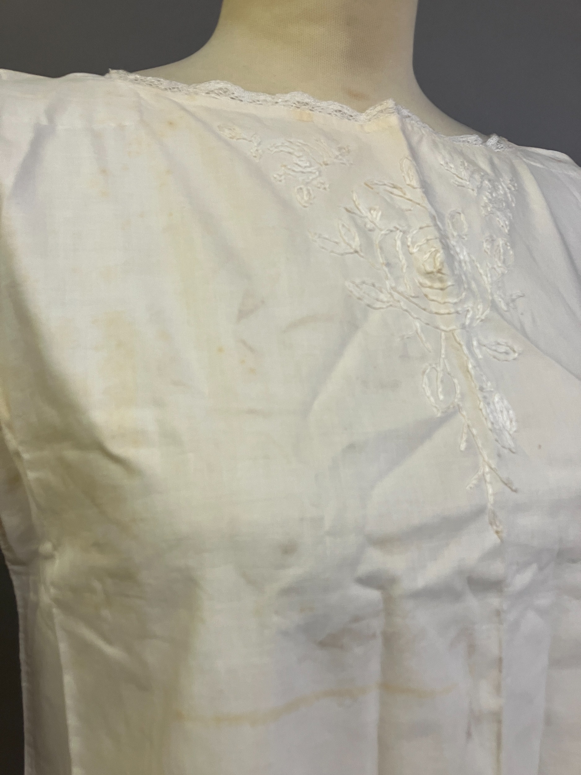 An Edwardian tapelace wedding ensemble, the high-necked bodice in ivory silk satin, trimmed with - Image 8 of 14
