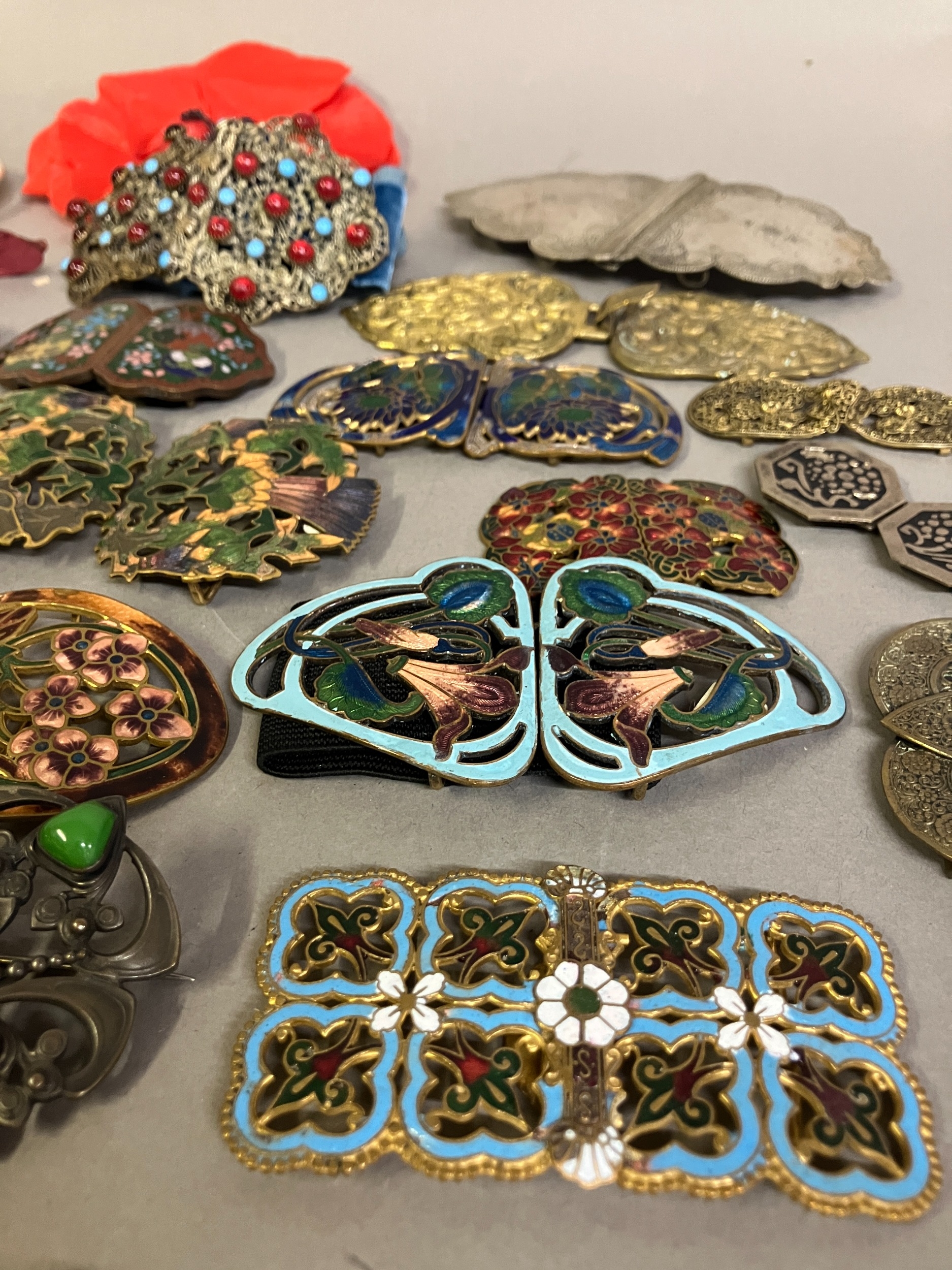 A good selection of 19th and 20th century buckles in metal, others in enamel, others in heavy base - Image 3 of 4