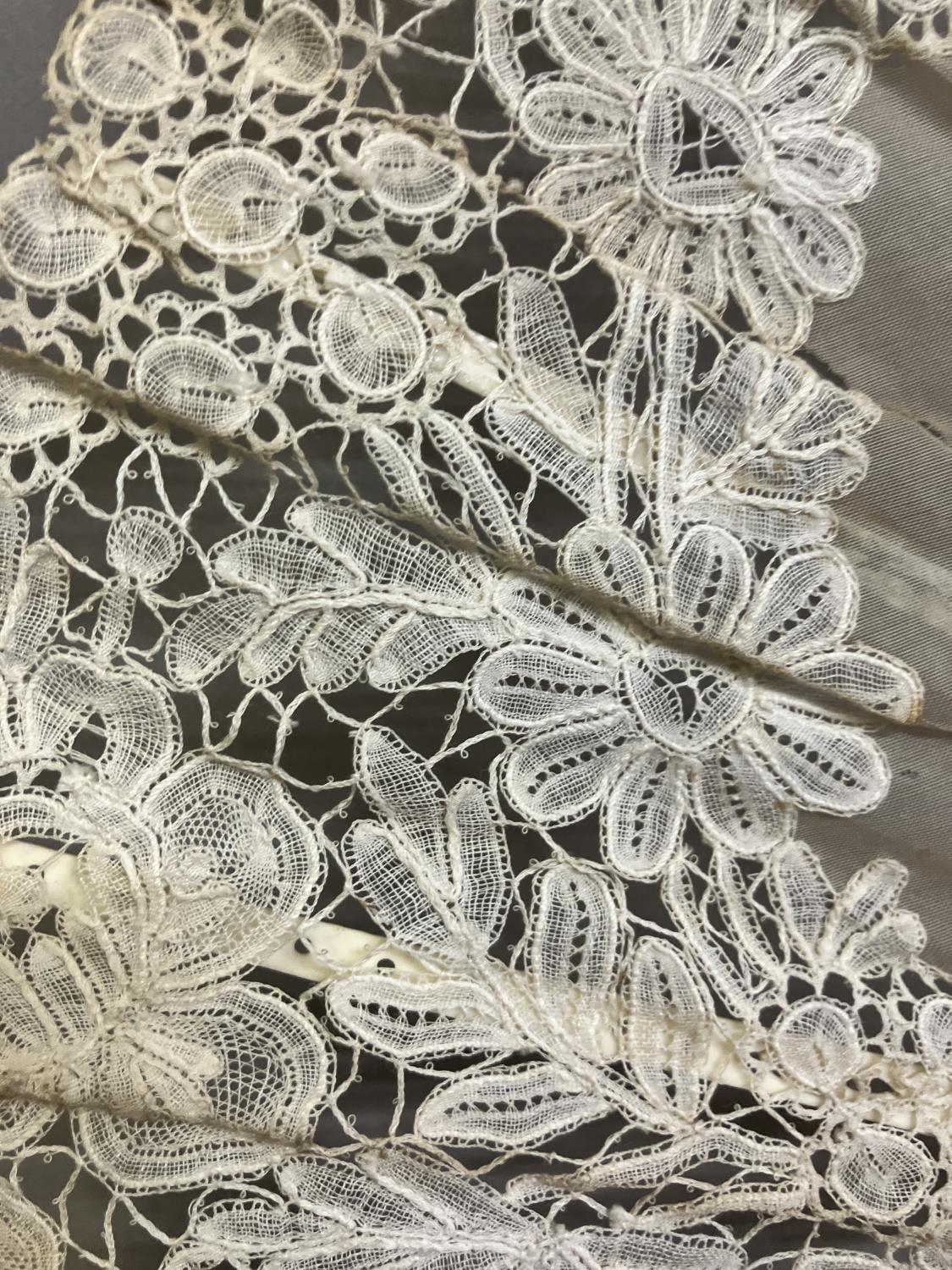 A good Brussels lace fan, mounted on mother of pearl, burgau, including the ribs, the leaf most - Bild 13 aus 13