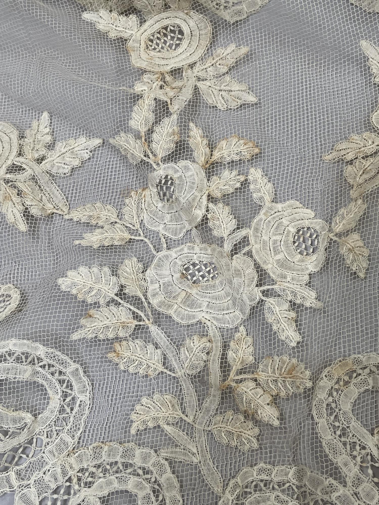 Antique Lace: a fine triangular shawl in Honiton bobbin lace appliqué, the corners featuring large - Image 3 of 5