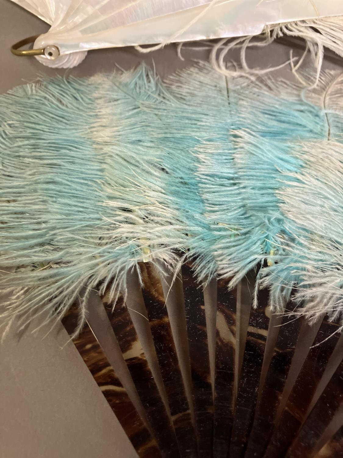 A white ostrich feather fan, the monture of mother of pearl with a hint of pink, overall height - Image 4 of 5