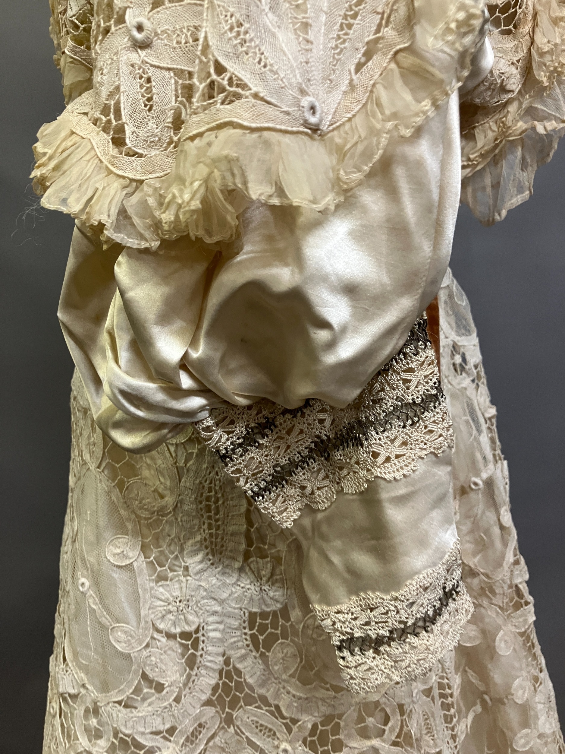 An Edwardian tapelace wedding ensemble, the high-necked bodice in ivory silk satin, trimmed with - Bild 5 aus 14
