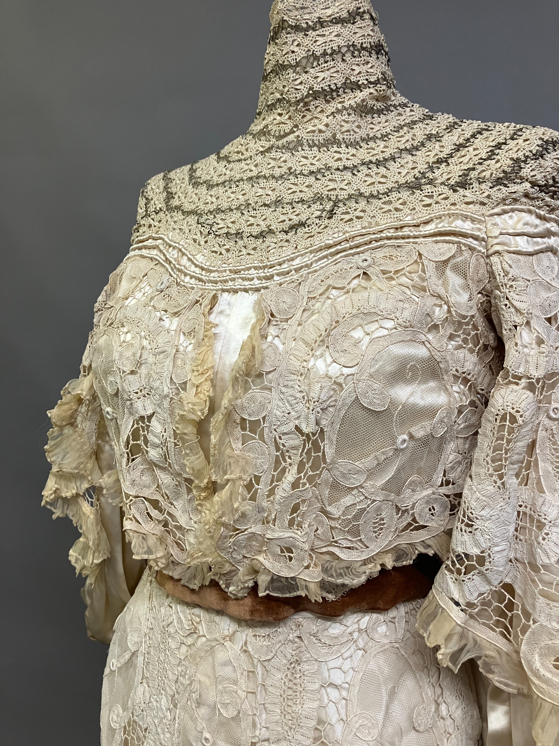 An Edwardian tapelace wedding ensemble, the high-necked bodice in ivory silk satin, trimmed with - Bild 2 aus 14