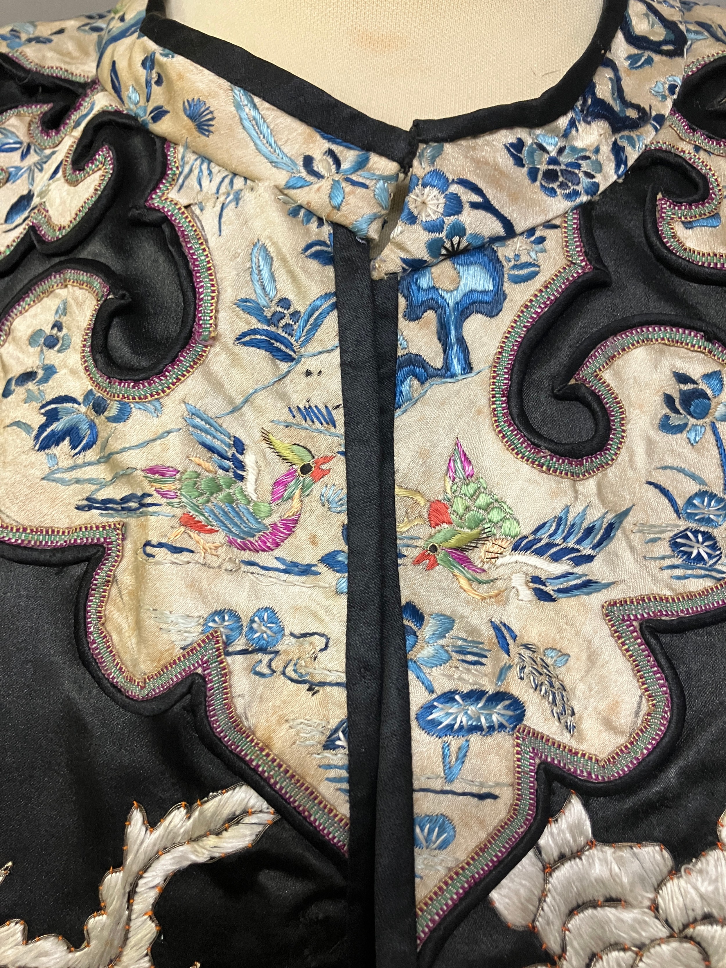 A late 19th c/early 20th century Chinese silk robe, black with applied shaped cloud collar, - Image 4 of 15