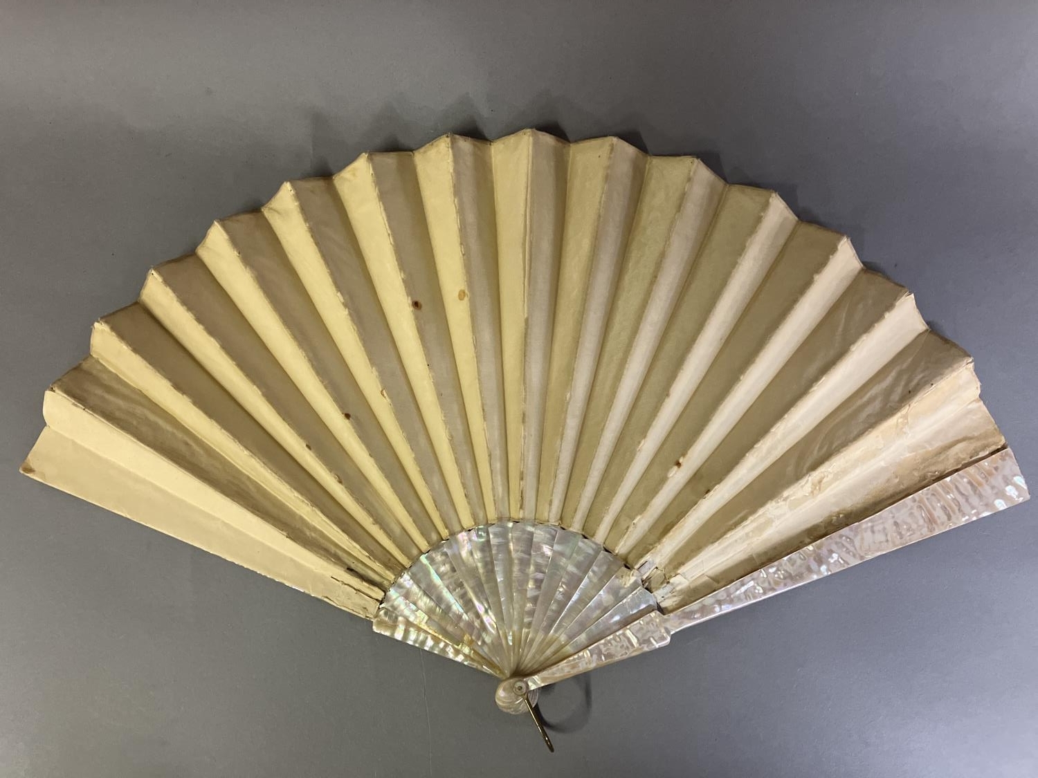 A large fan, the monture of pink mother of pearl, gilded, the cream silk leaf Chinese, being - Image 7 of 8