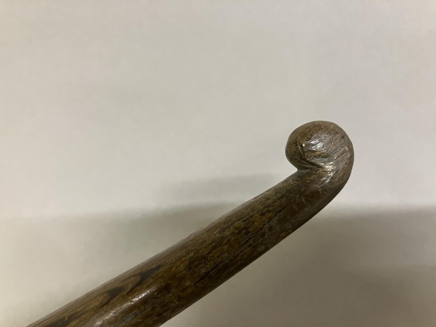 A 19th century wooden knitting stick, with a snake’s head, approx. 26.5cm (Shipping category C) Good - Image 4 of 4