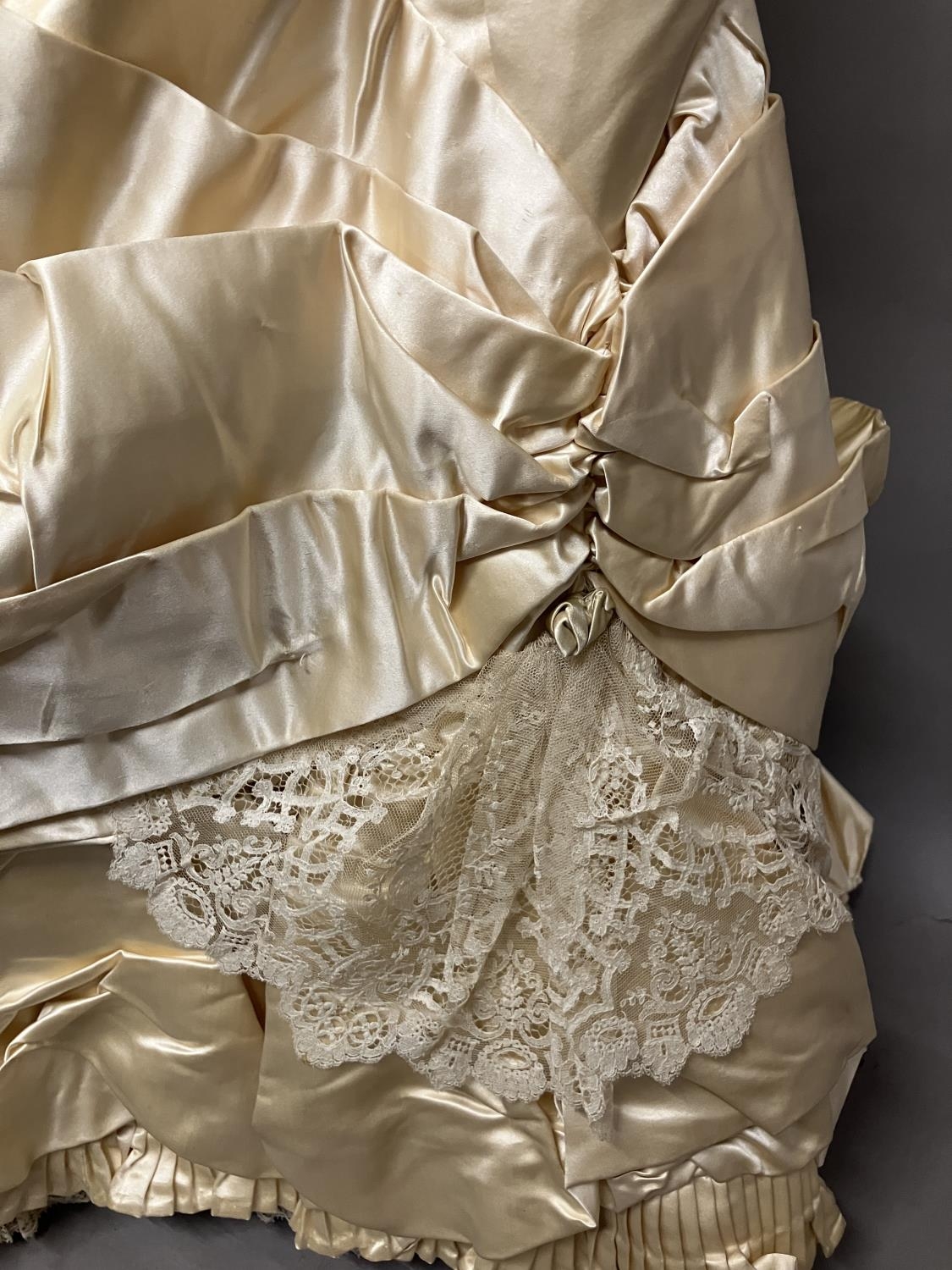 An elaborate 1880’s wedding or evening gown, skirt with integral boned bodice, a heavy honey silk, - Bild 5 aus 9